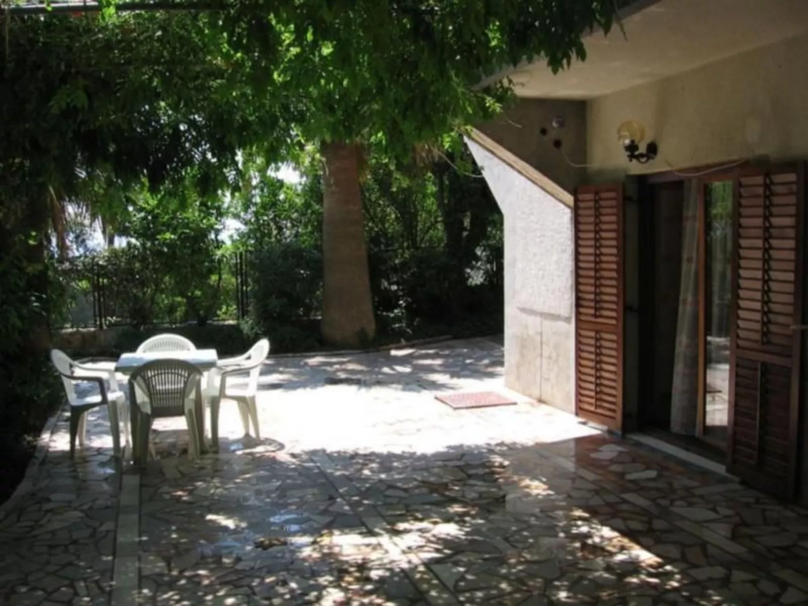 Mit Privatparkplatz-Dehors