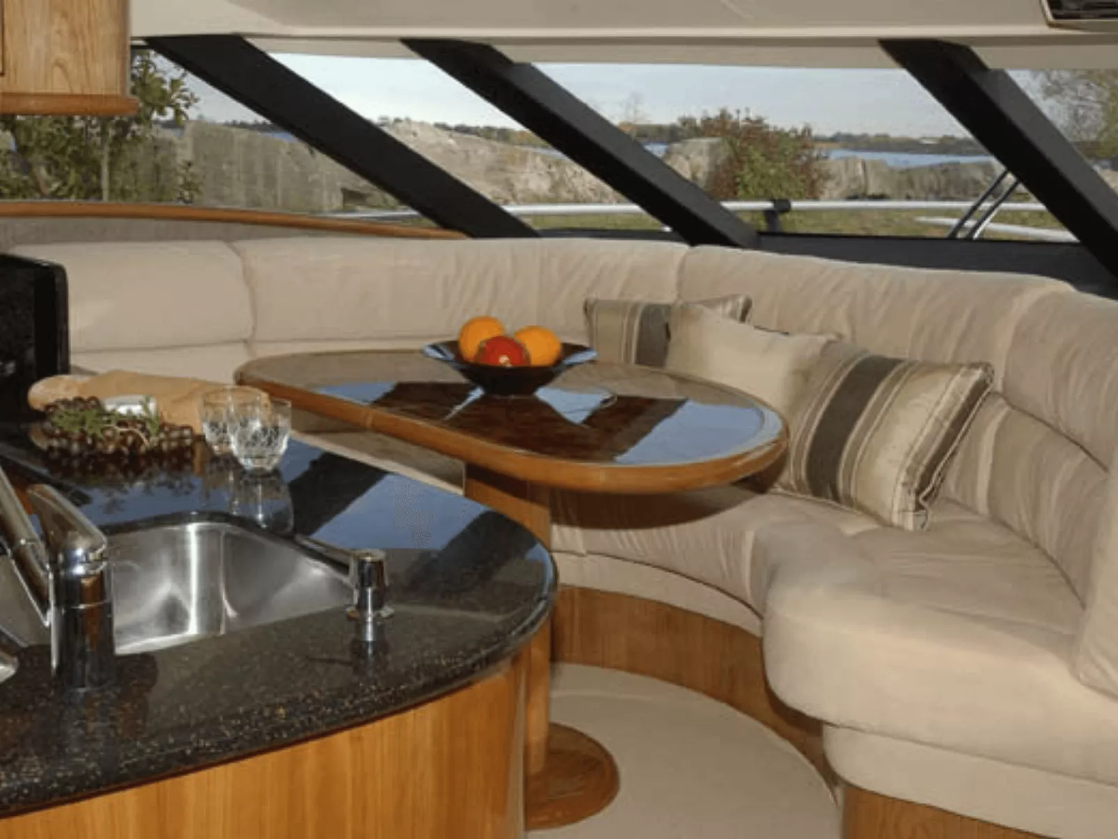 Hausboot mit Blick auf das Wasser-Inside