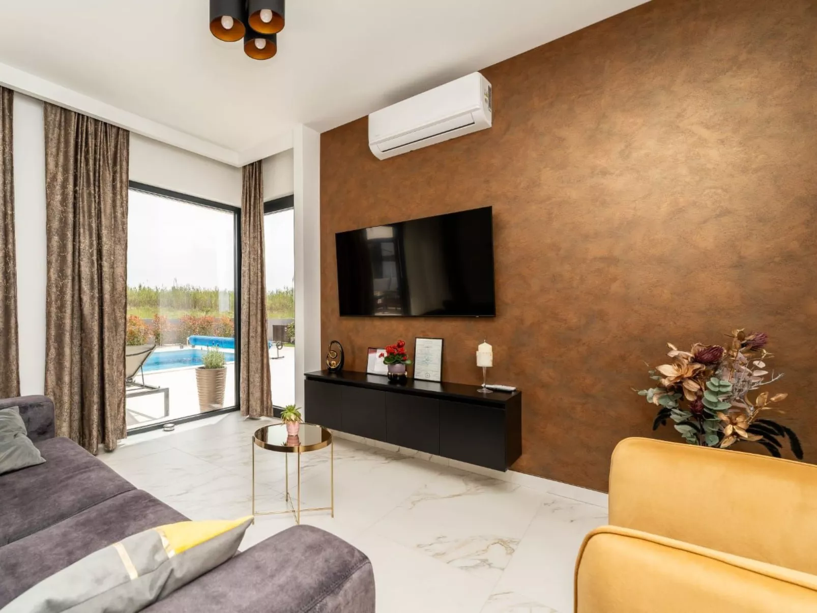 Villa mit beheiztem Pool - von TA Leut Agency-Drinnen