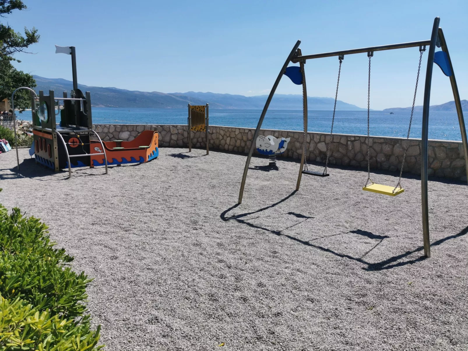 "Ana" mit Blick auf das Wasser-Draußen