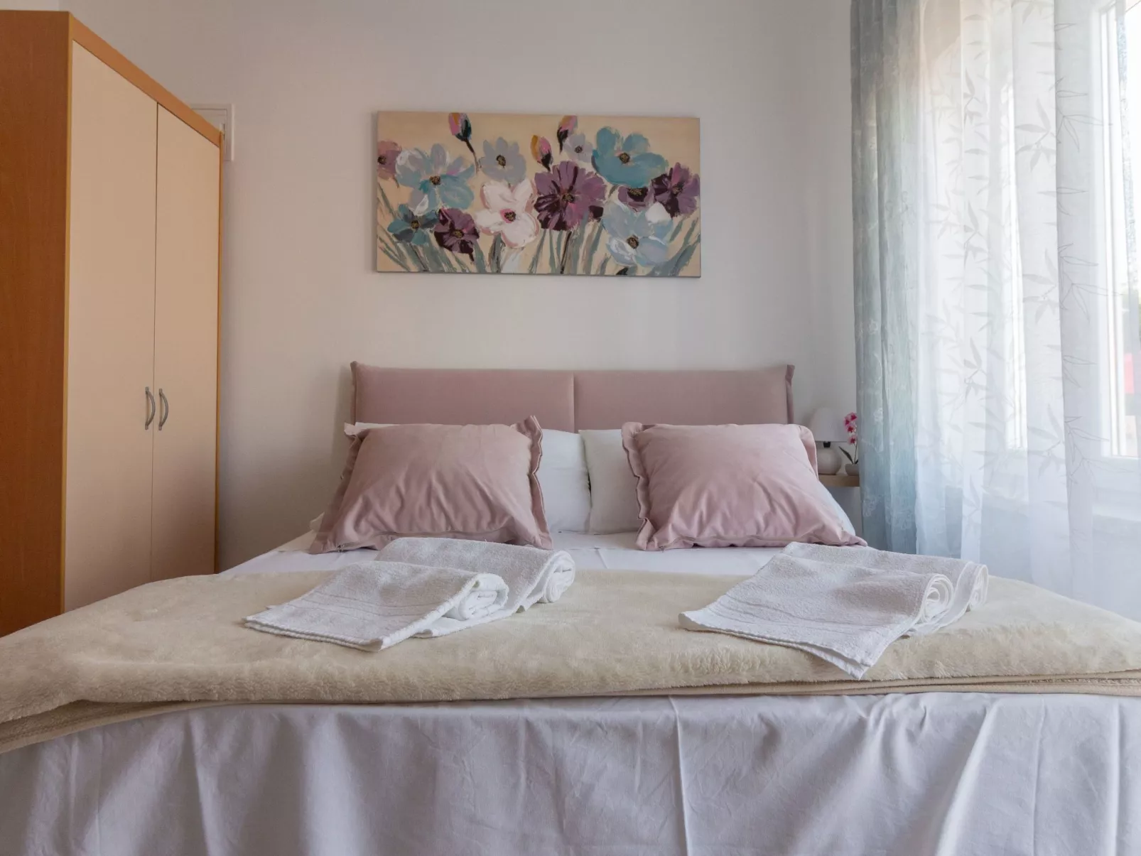 Mit Blick auf das Wasser-Drinnen