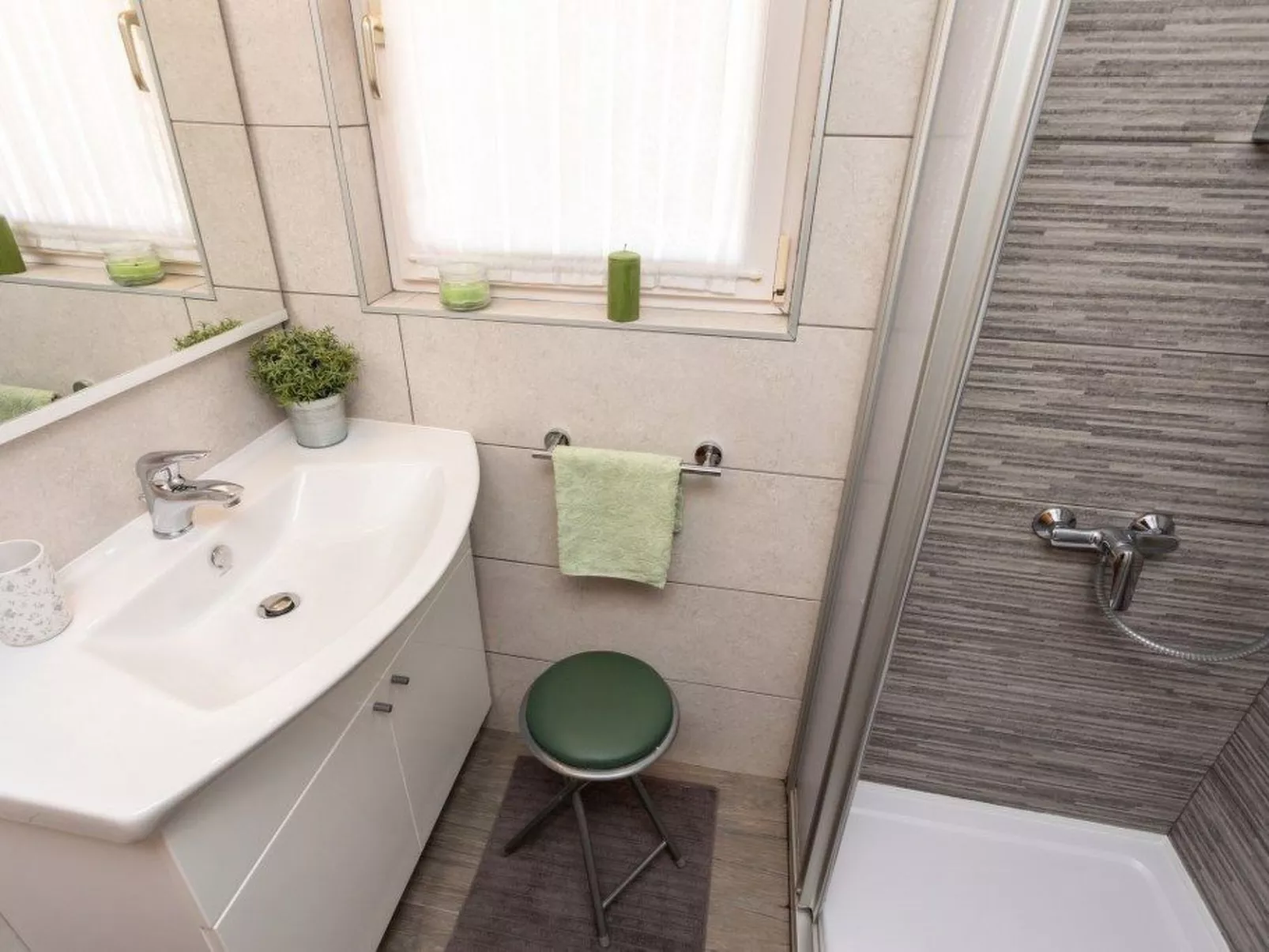 Gemütliche Ferienwohnung Tina 4-Drinnen