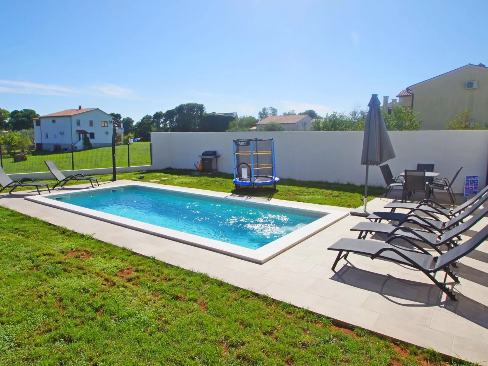 Mit privatem Pool, Dorf Šišan-Draußen