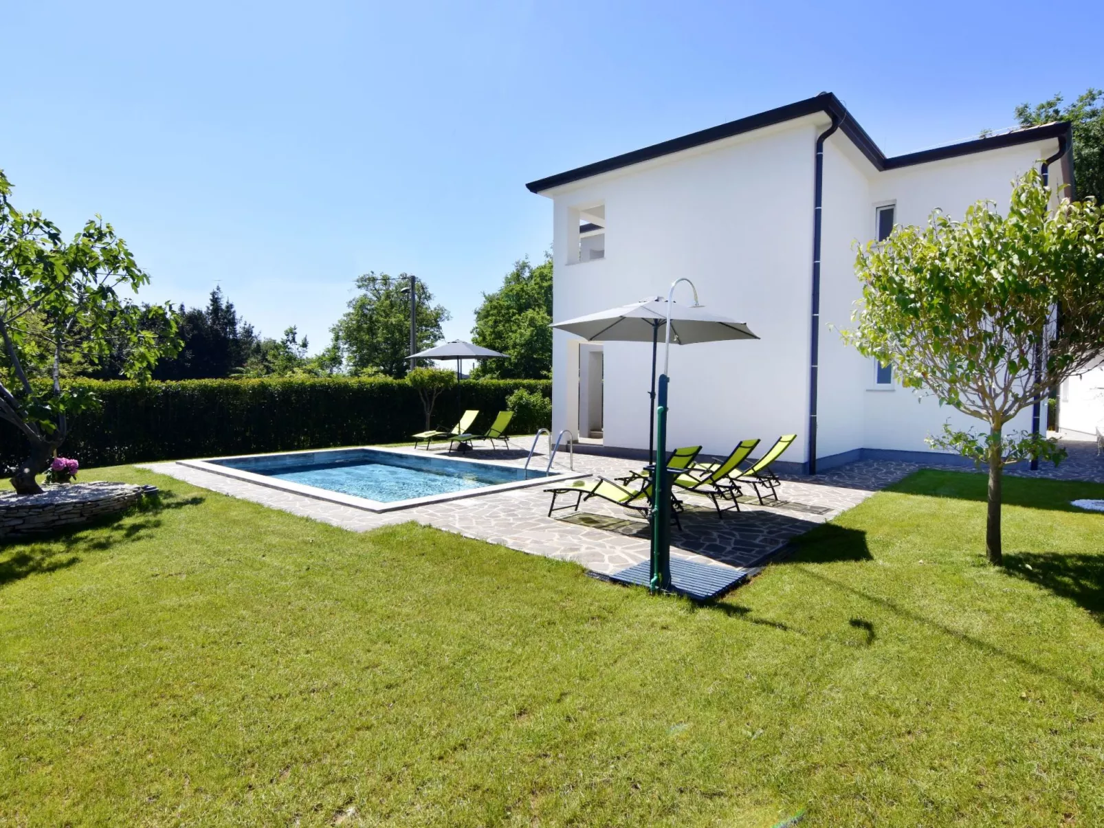 Apartment 2 in einer neuen Villa mit Pool in ruhiger Lage-Outside