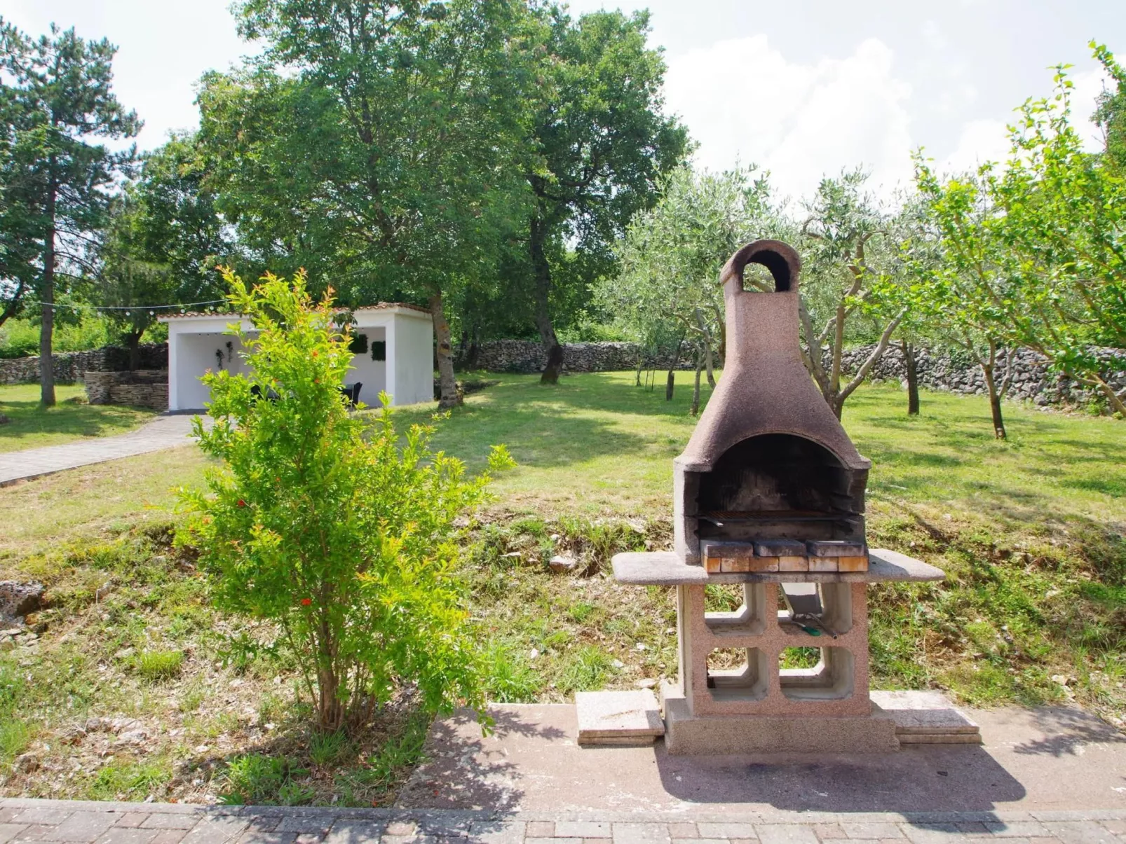 In Rakalj mit privatem Parkplatz-Draußen