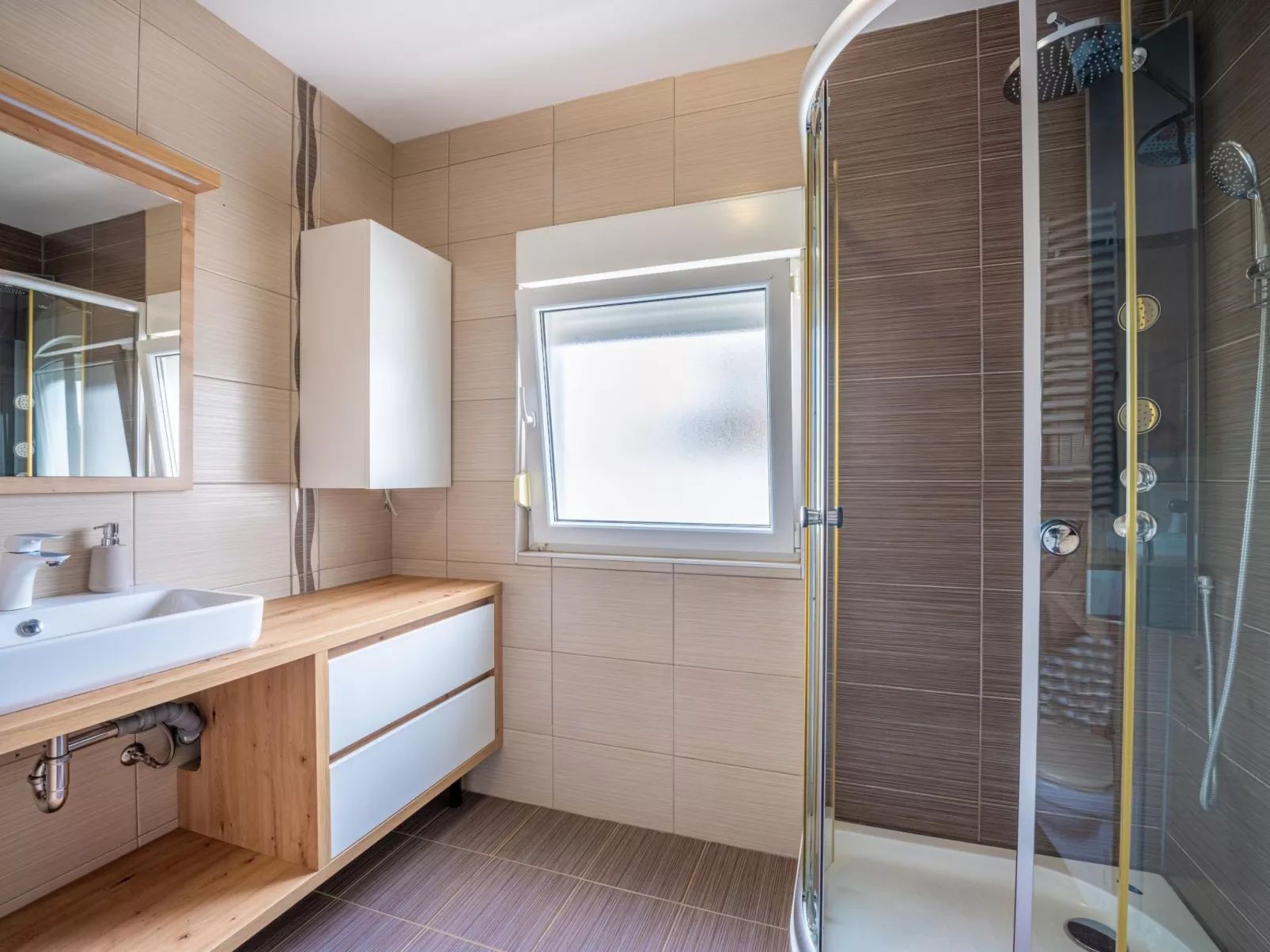 4 Schlafzimmer, 3 Badezimmer, Küche, Wohnzimmer, privater Pool, Grill-Inside