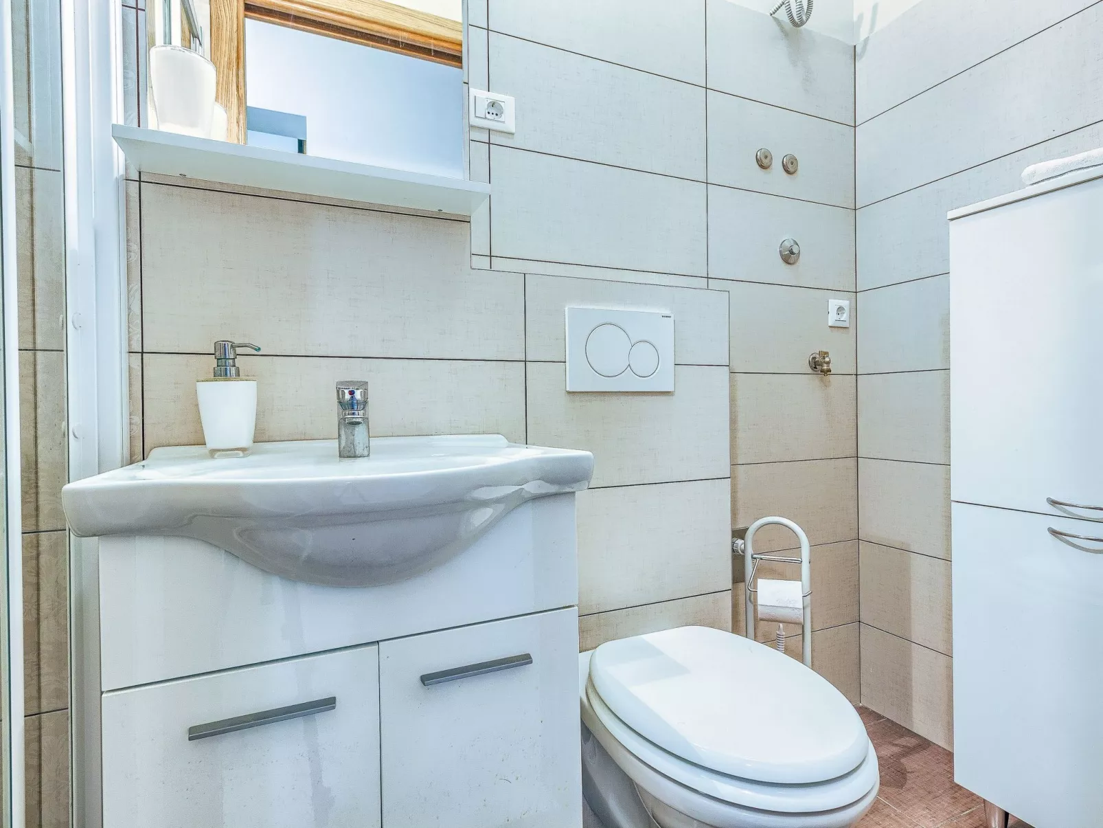 "Villa Rock" mit Blick auf das Wasser-Drinnen