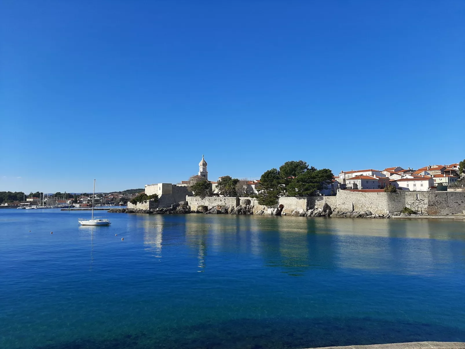 Apartment mit einem kleinen Wohn- und Essbereich und Schlafzimmer-Dehors