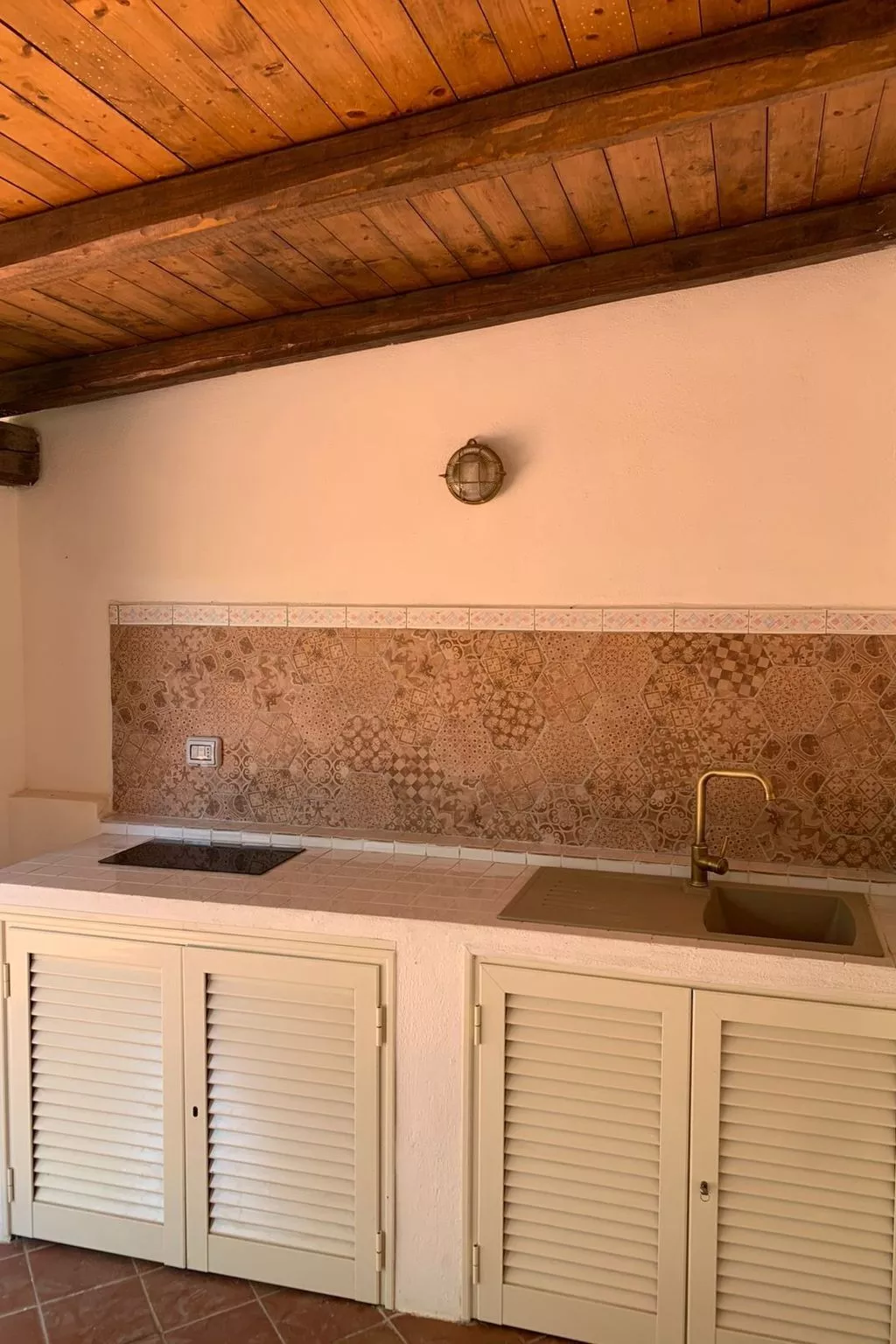 Haus Ulysses in der Nähe des Meeres-Draußen