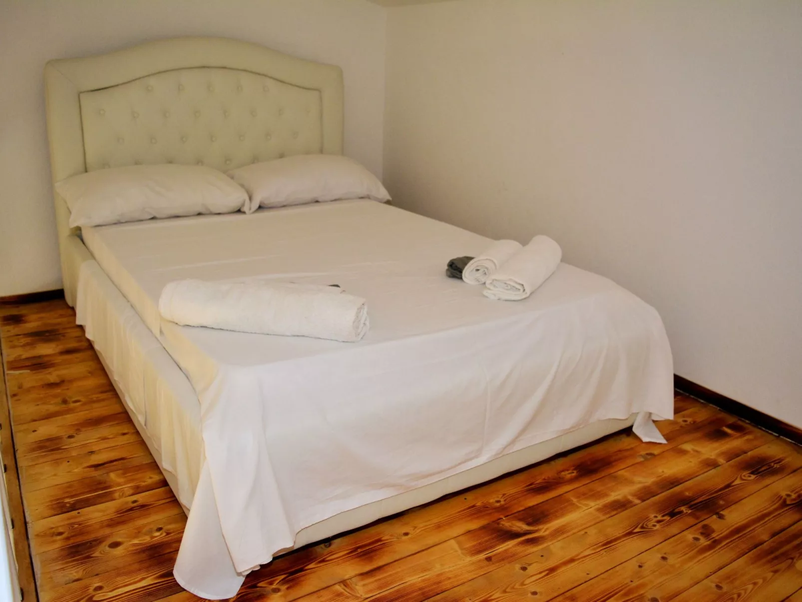 Schöne Wohnung mit Blick auf den Pool-Drinnen