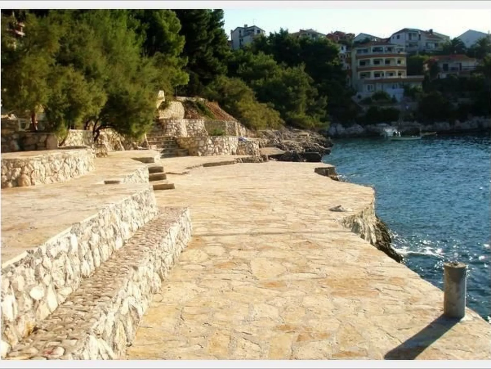 Mit Terrasse und Grill-Outside