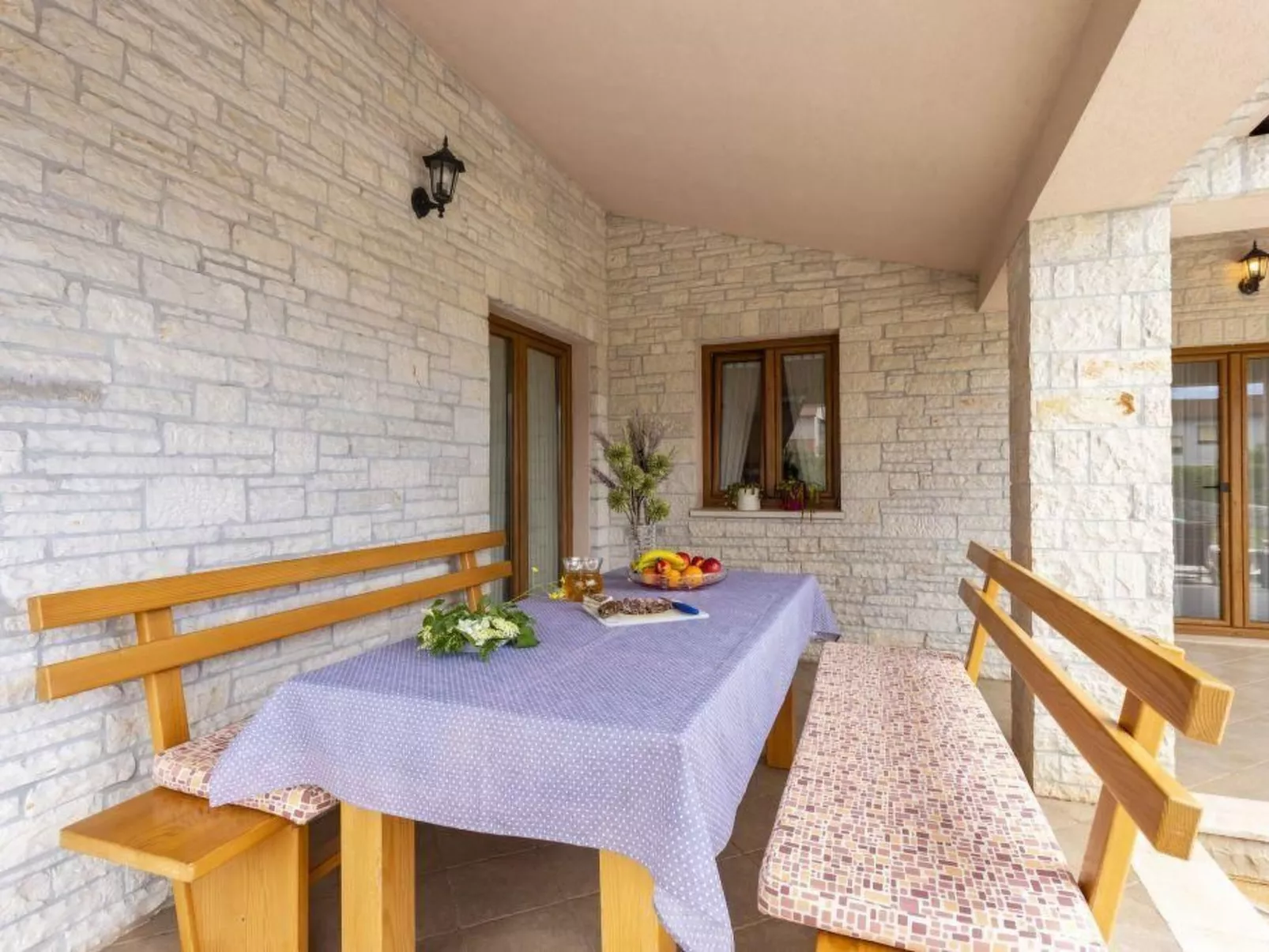 "Villa Mirela" mit Terrasse-Draußen