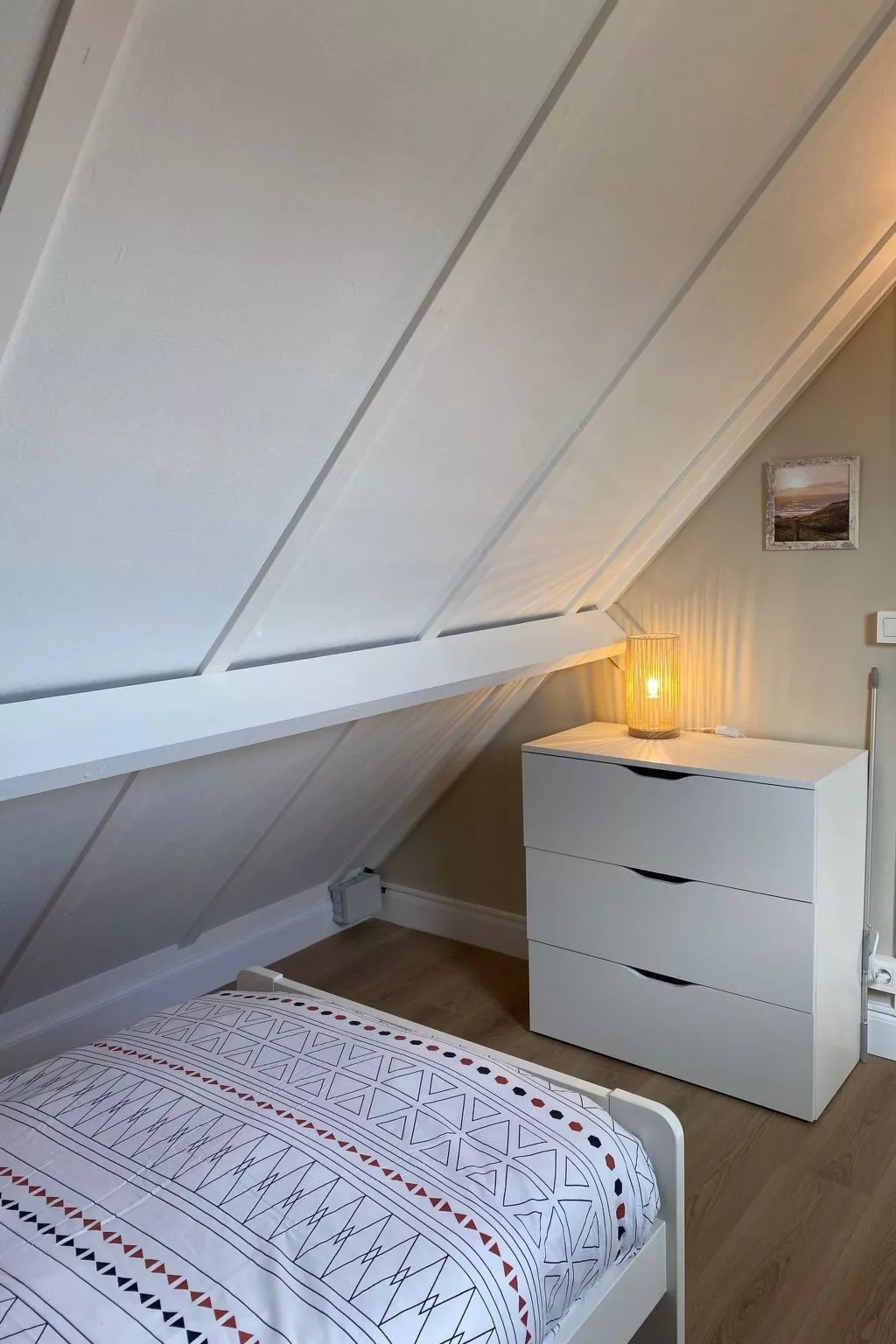 Zonnewind in der Nähe von Dünen und Wald-Dedans