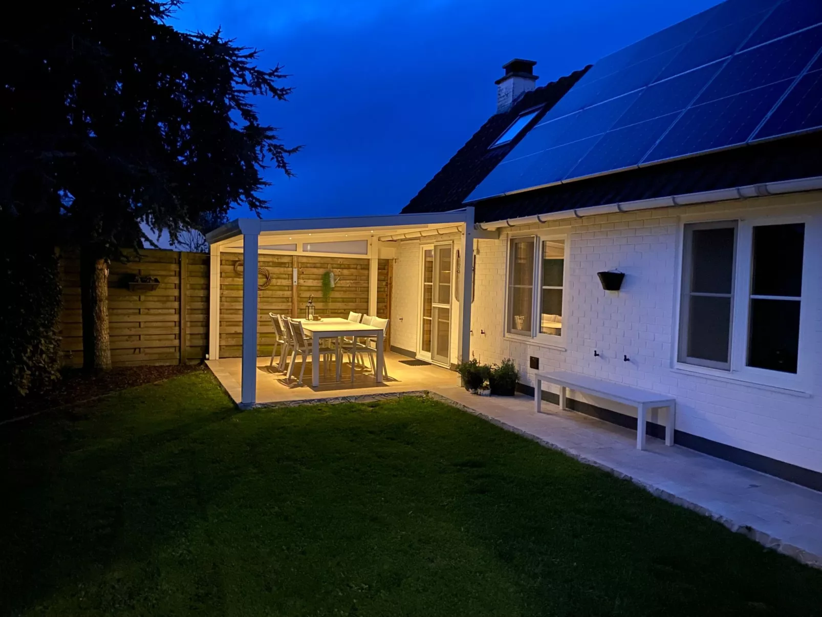 Zonneweelde bei Dünen und Wald-Outside