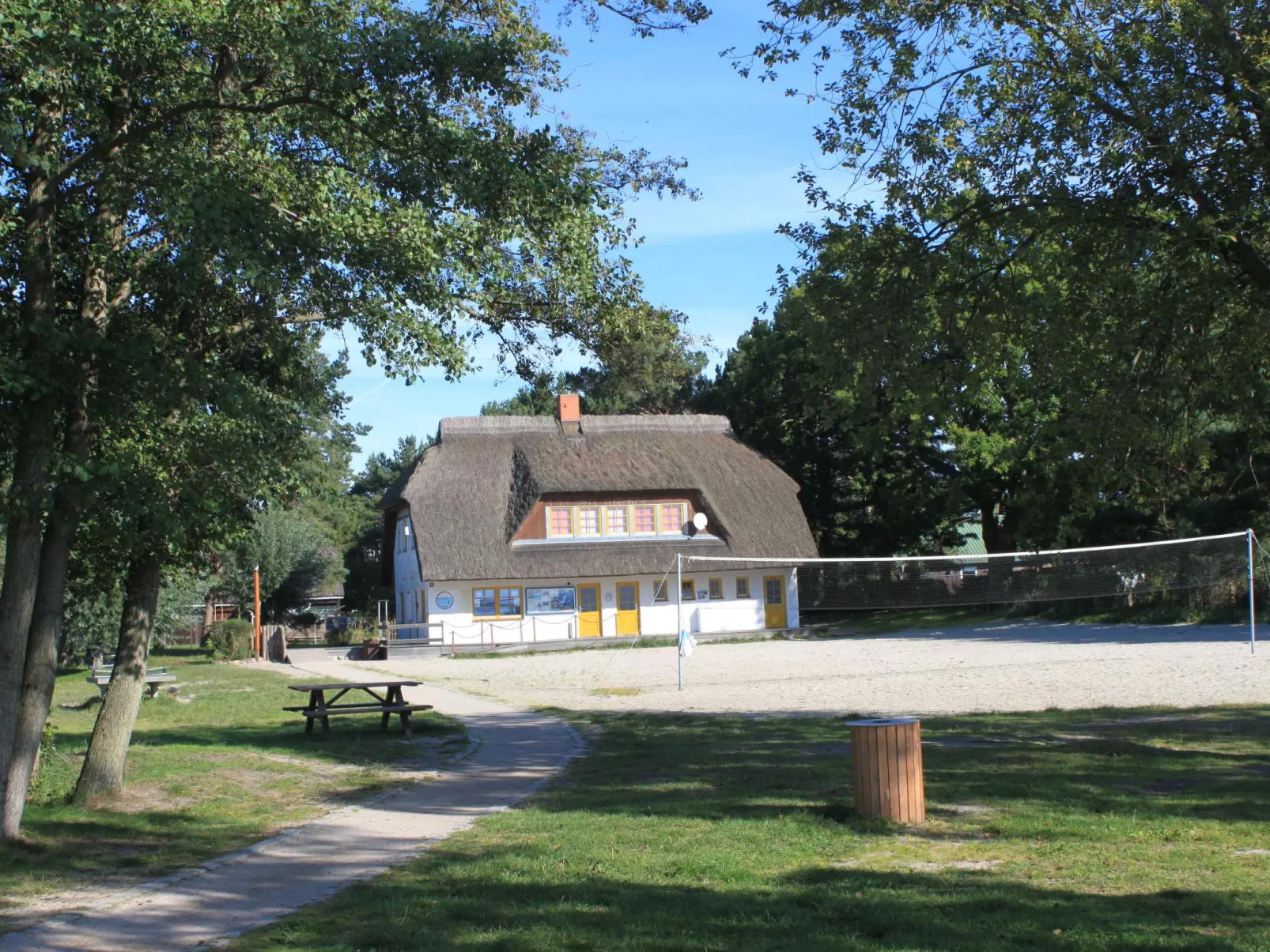 Admiral's Corner Luv-Outside