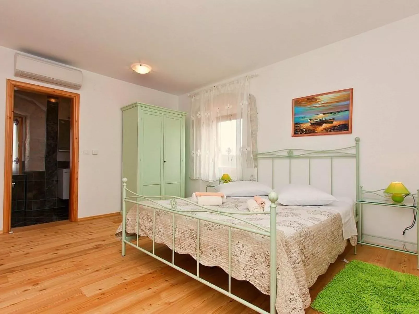 Gemütliches Ferienhaus in Peresiji mit Grill und Terrasse-Dedans