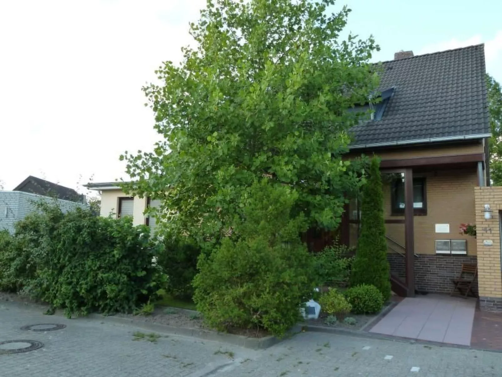 Ruhige Ferienwohnung mit Balkon und Parkplatz-Dehors