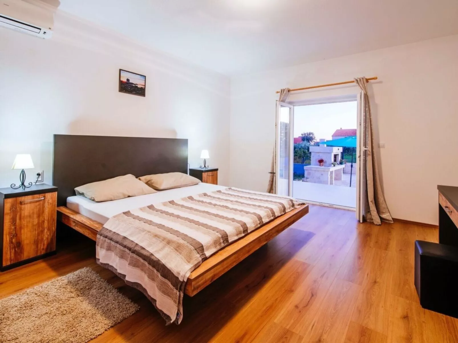 Ana Dreams - von TA Leut Agency-Inside