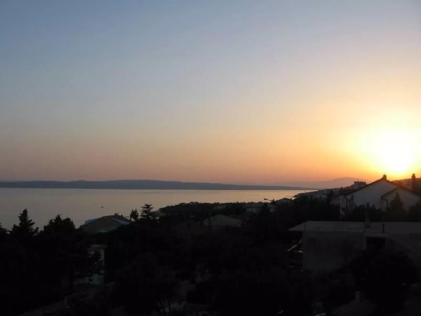 "Manda 2" mit Blick auf das Wasser-Outside