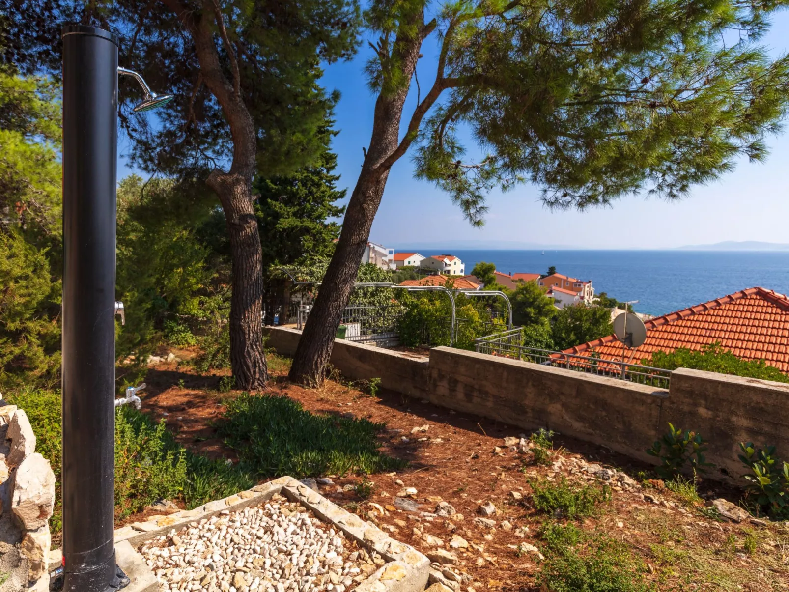 "Barbara" mit Blick auf das Wasser - Draußen