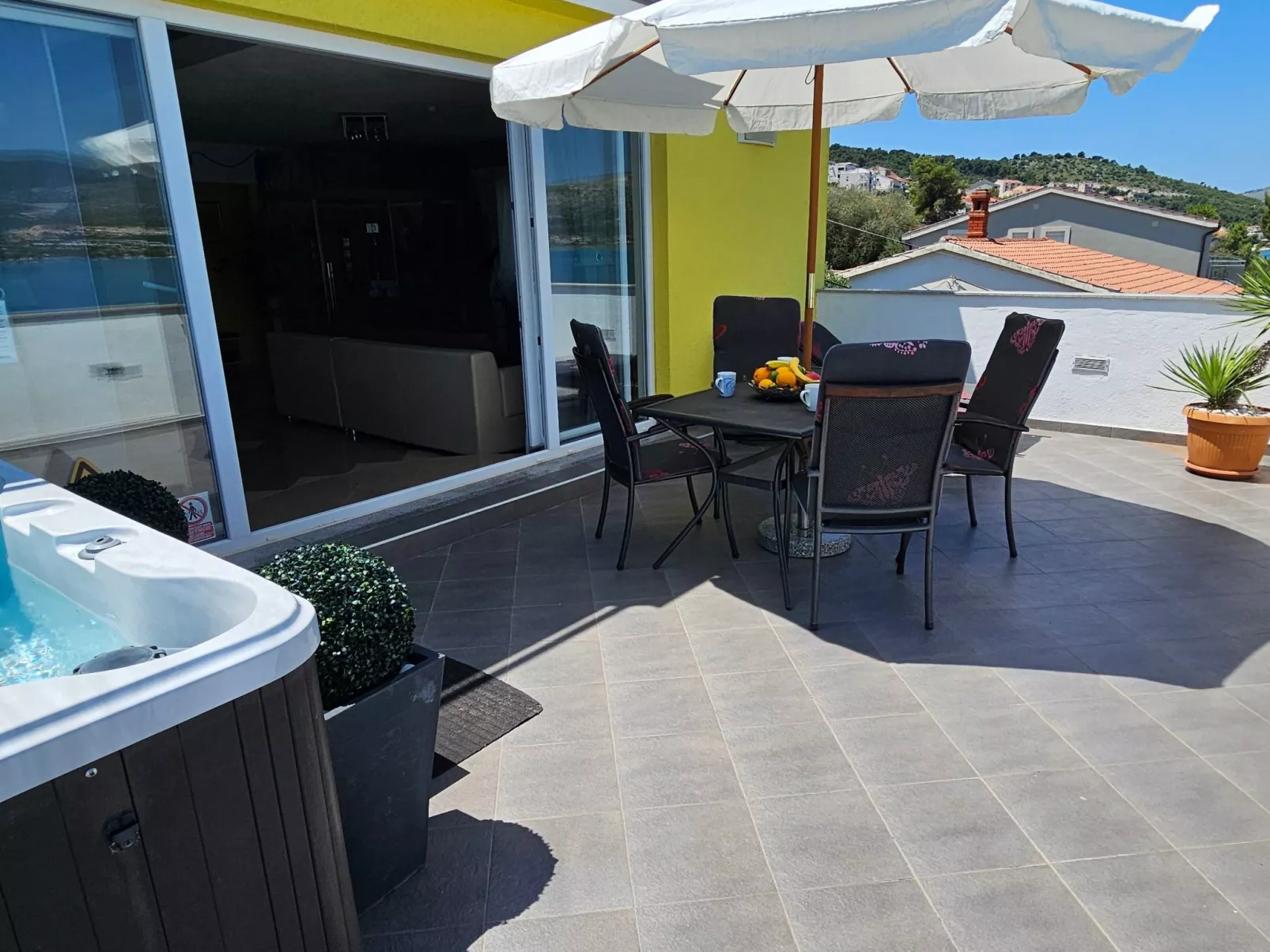 "MaLea" mit Blick auf das Wasser-Outside