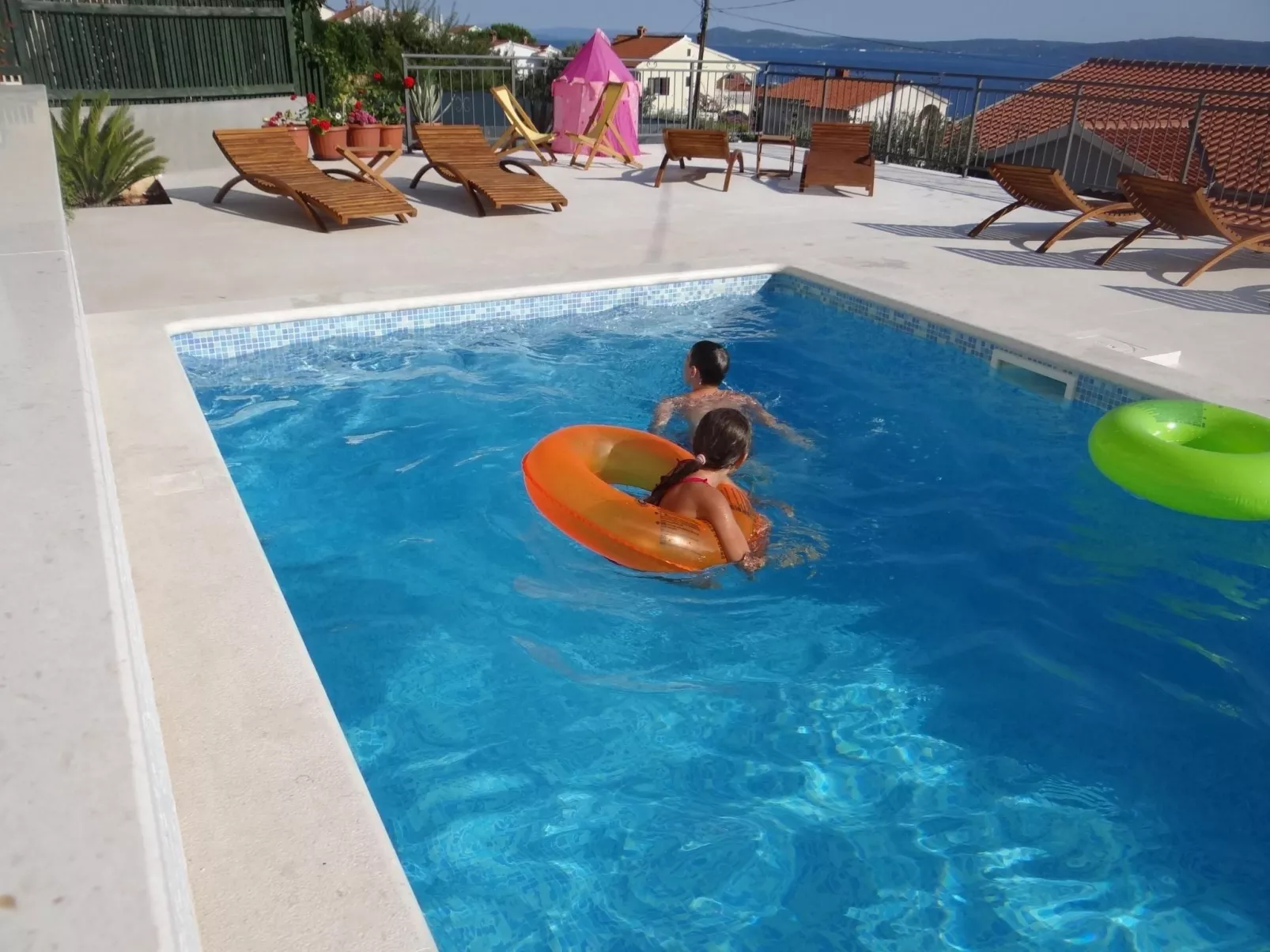 Beheiztes Schwimmbad, Familienferienwohnung-Outside