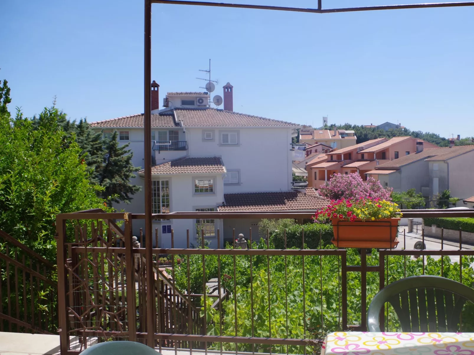 Schönes Apartment in Pješčana Uvala, Strand in der Nähe-Dehors