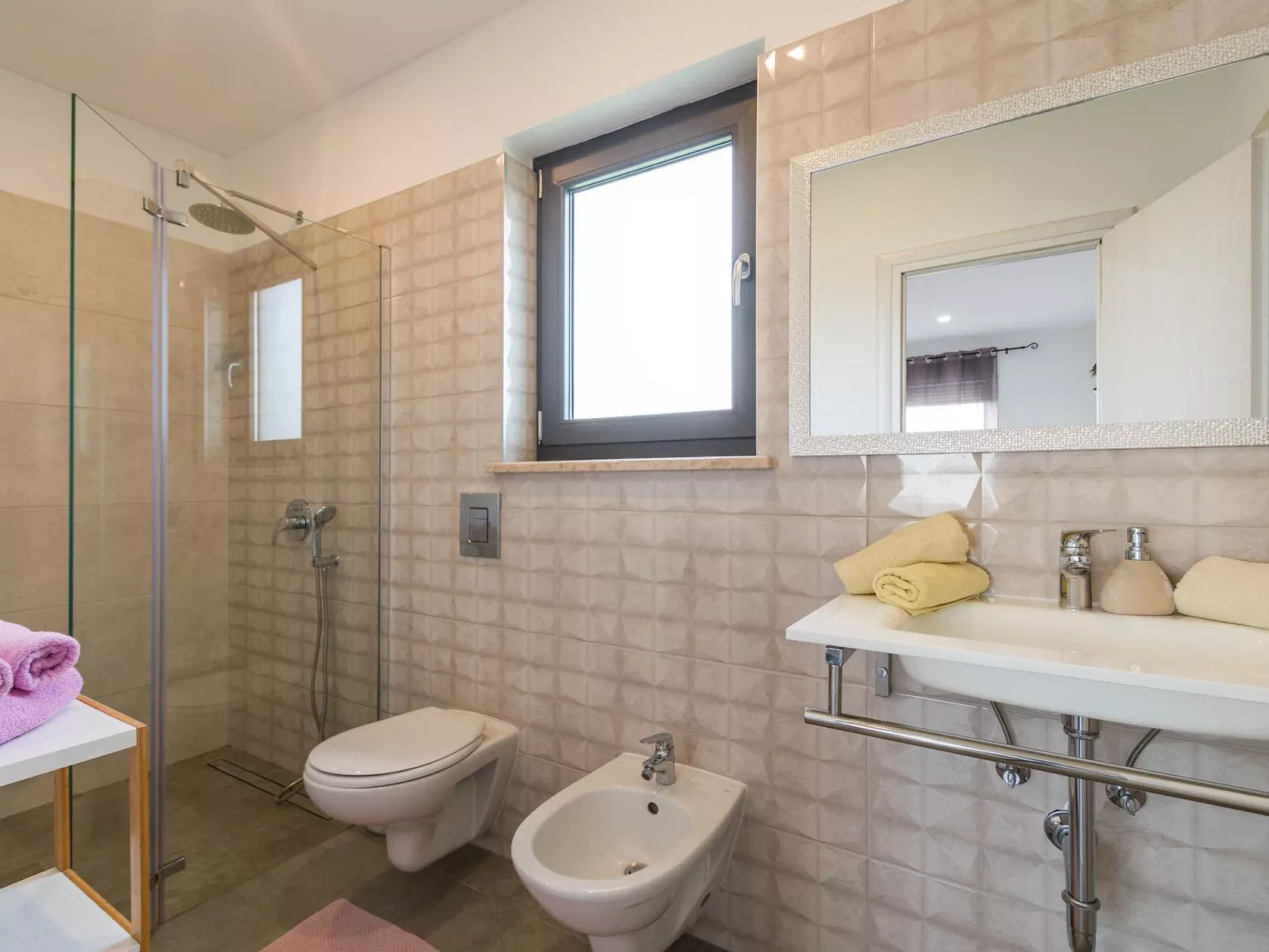 Neue New Villa Lana 40m2 Schwimmbad, Sauna, Whirlpool-Inside