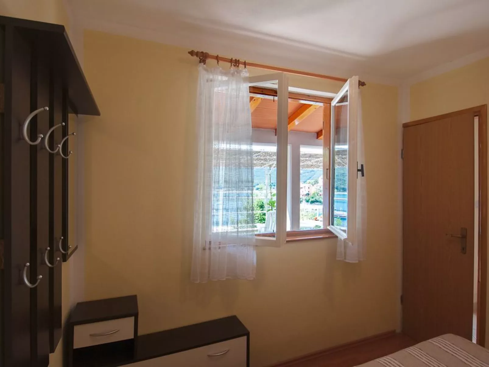 Mit Blick auf das Wasser-Drinnen