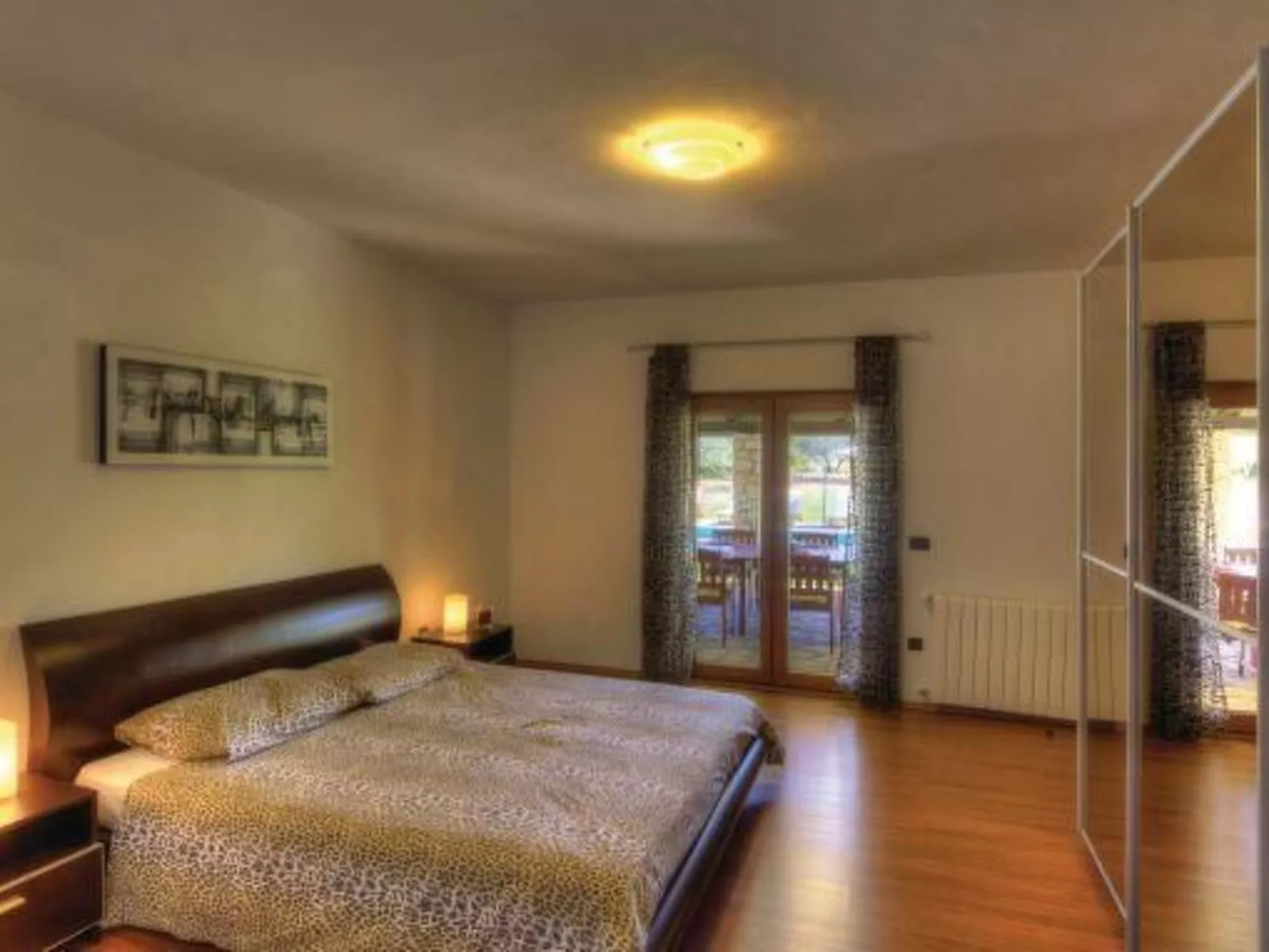 Luxuriöse Villa mit riesigem Olivenbaum-Garten, Sonnenterrasse, großem Pool und-Drinnen