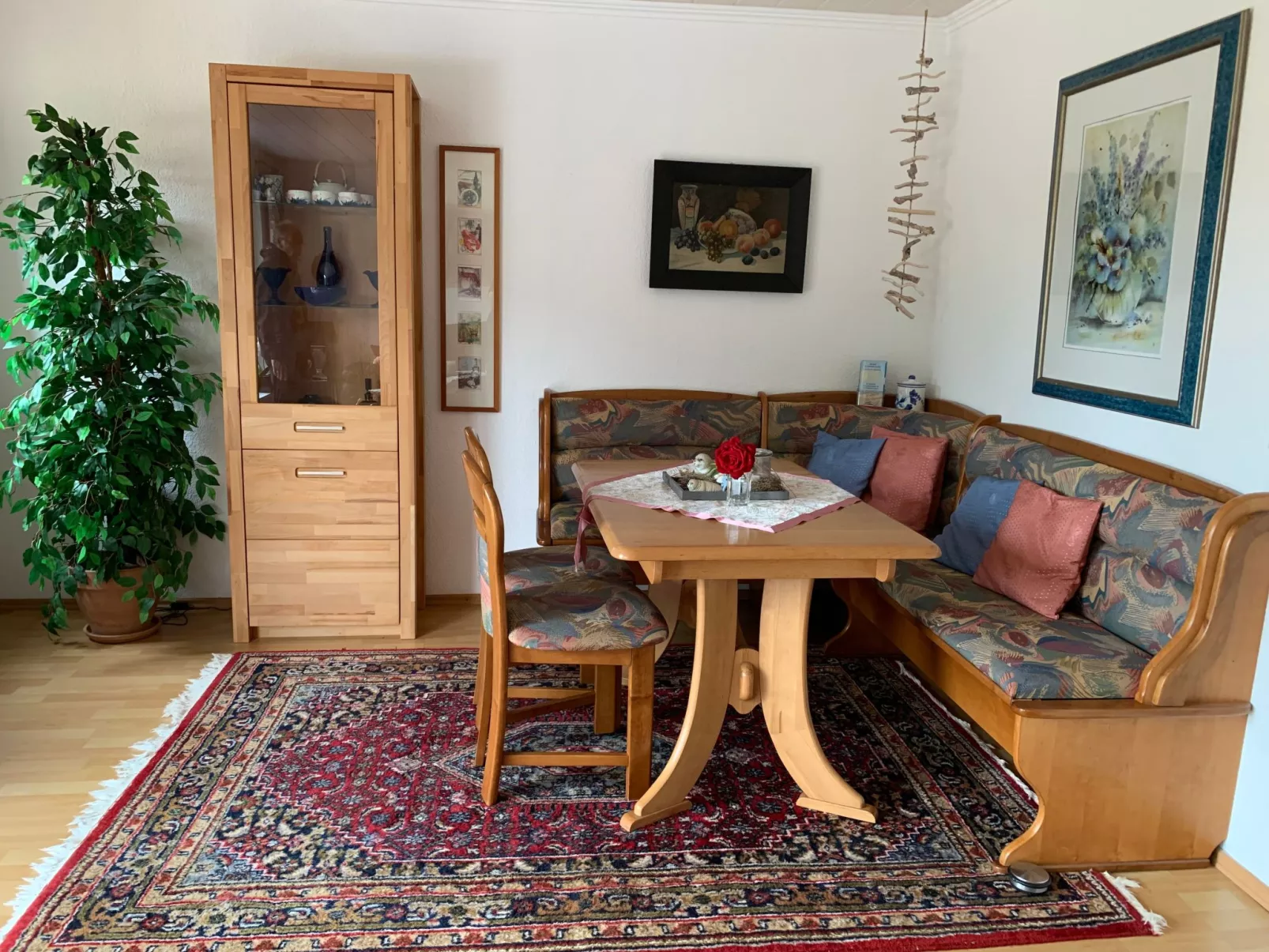 In Hage mit Garten, Terrasse und Grill-Dedans