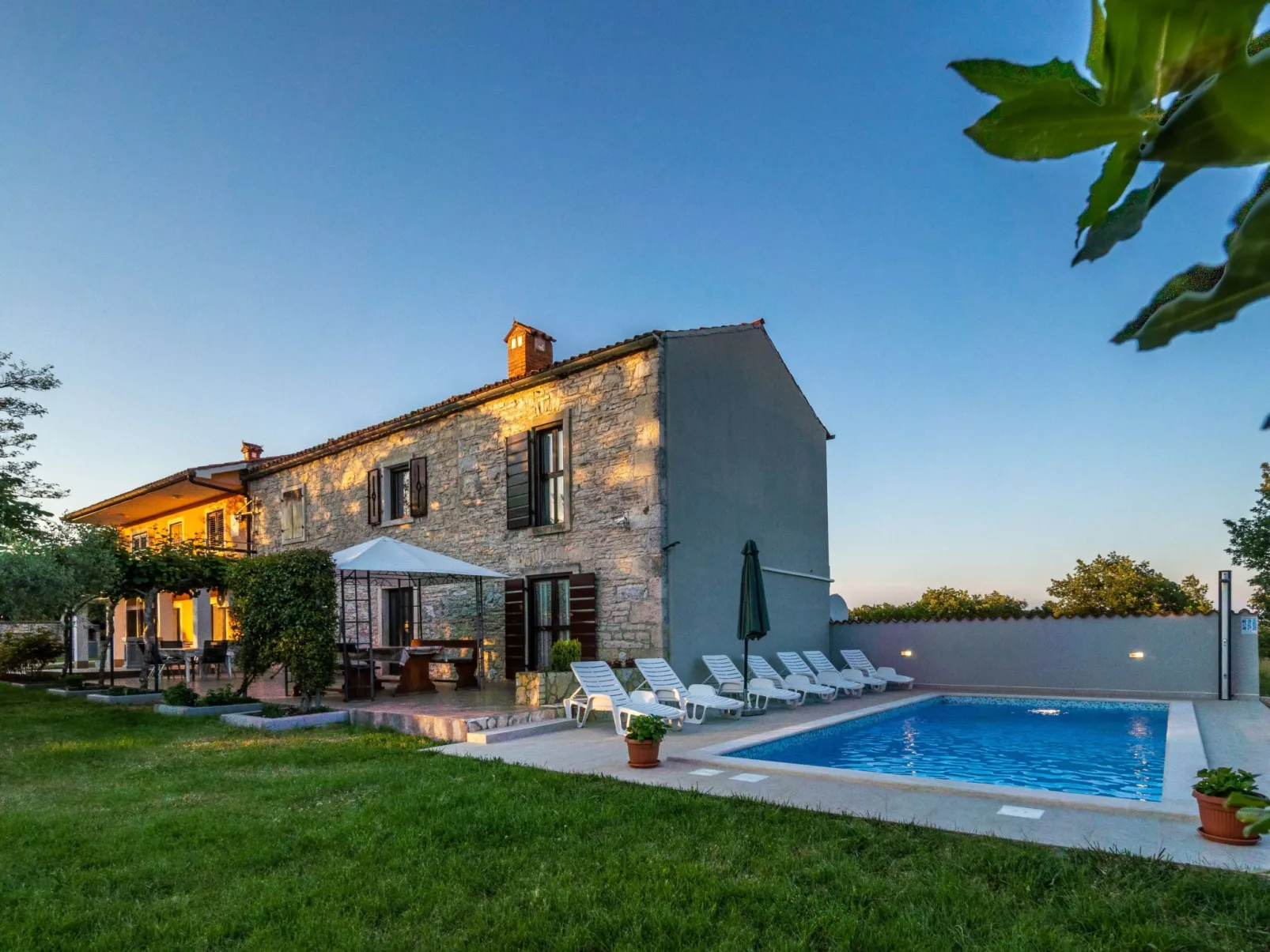 Schönes Haus mit großer grüner Umgebung, Pool-Draußen