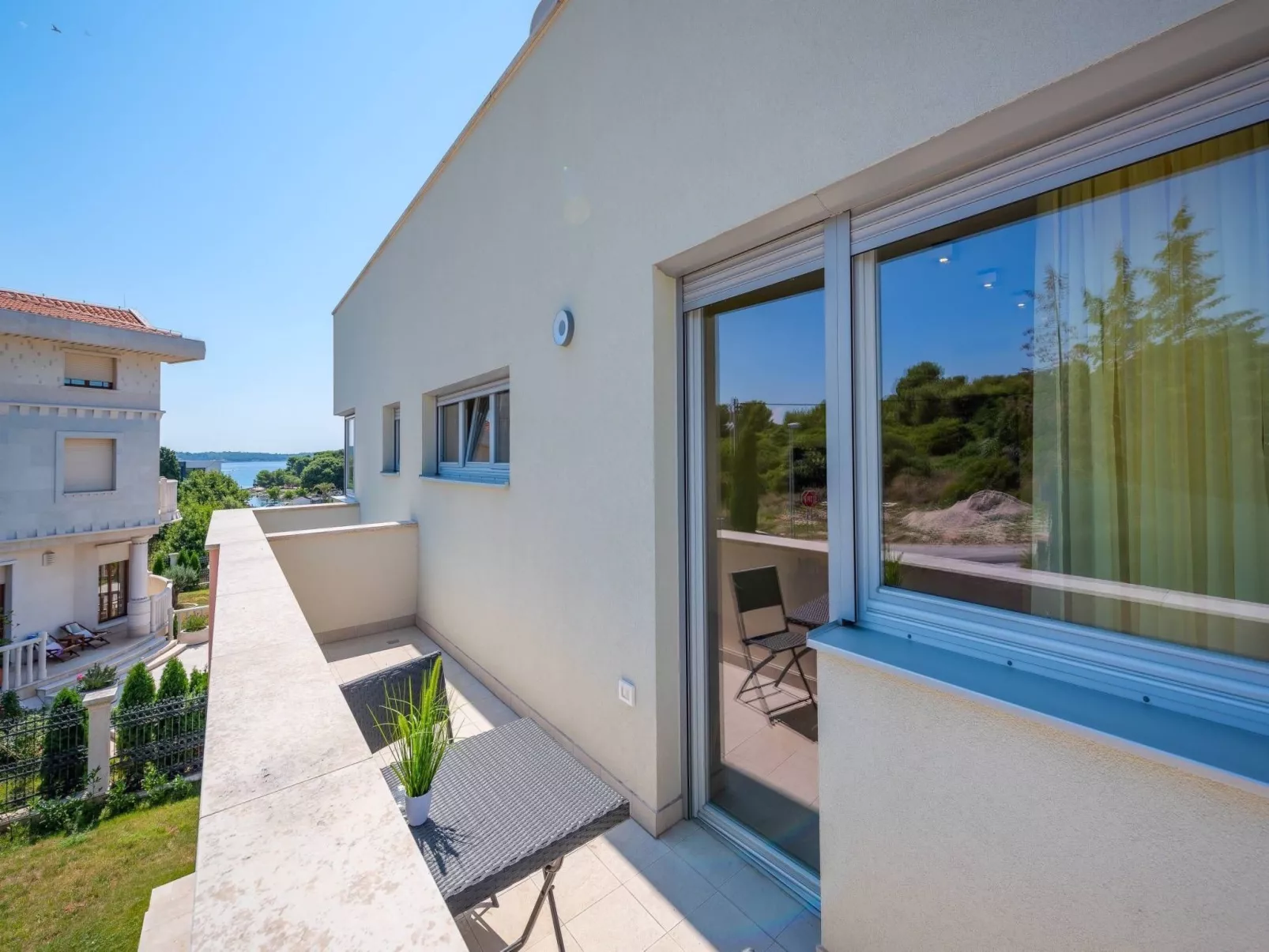 Cedar in Stoja mit großzügigem Garten-Outside
