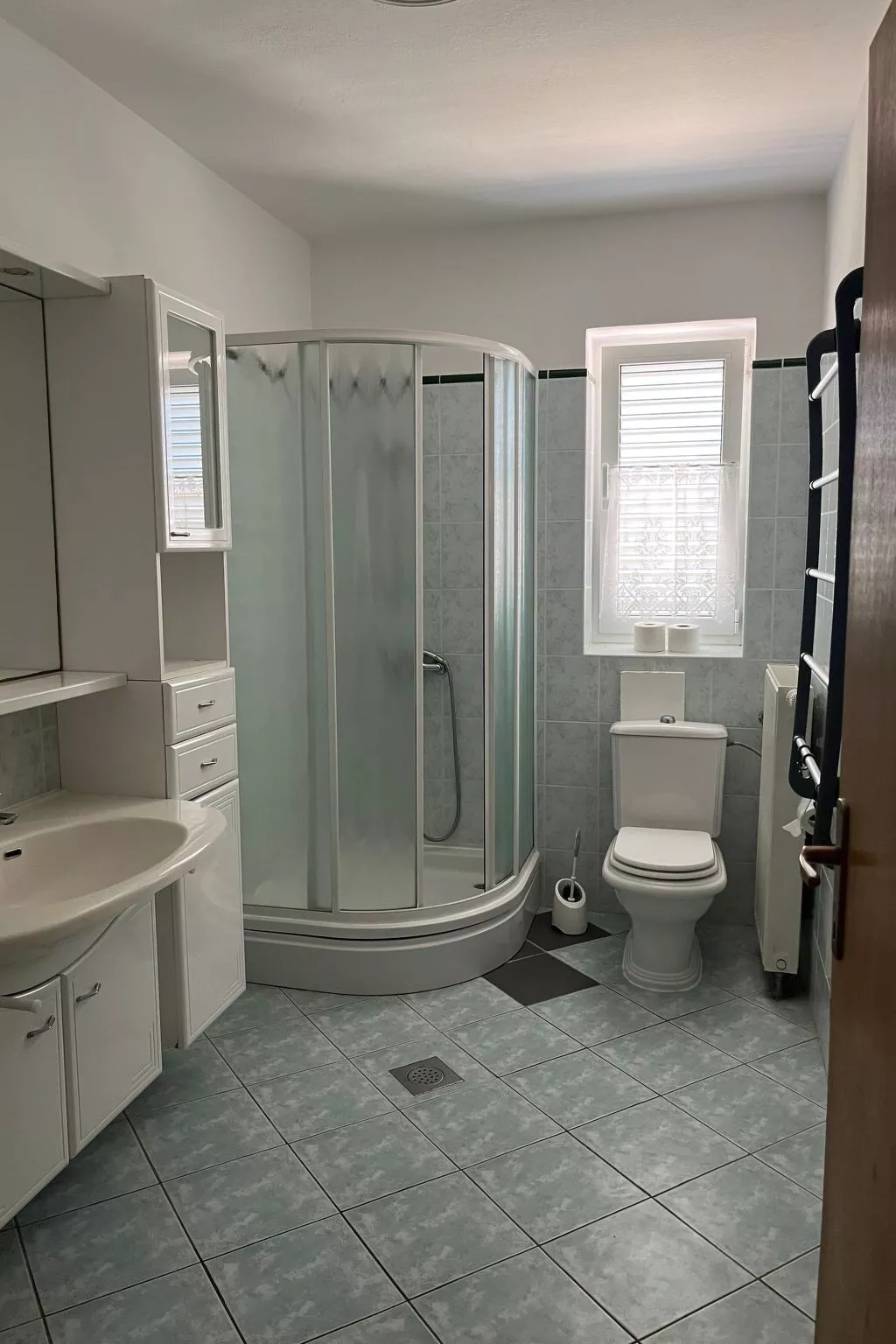 Mit Blick auf das Wasser-Dedans