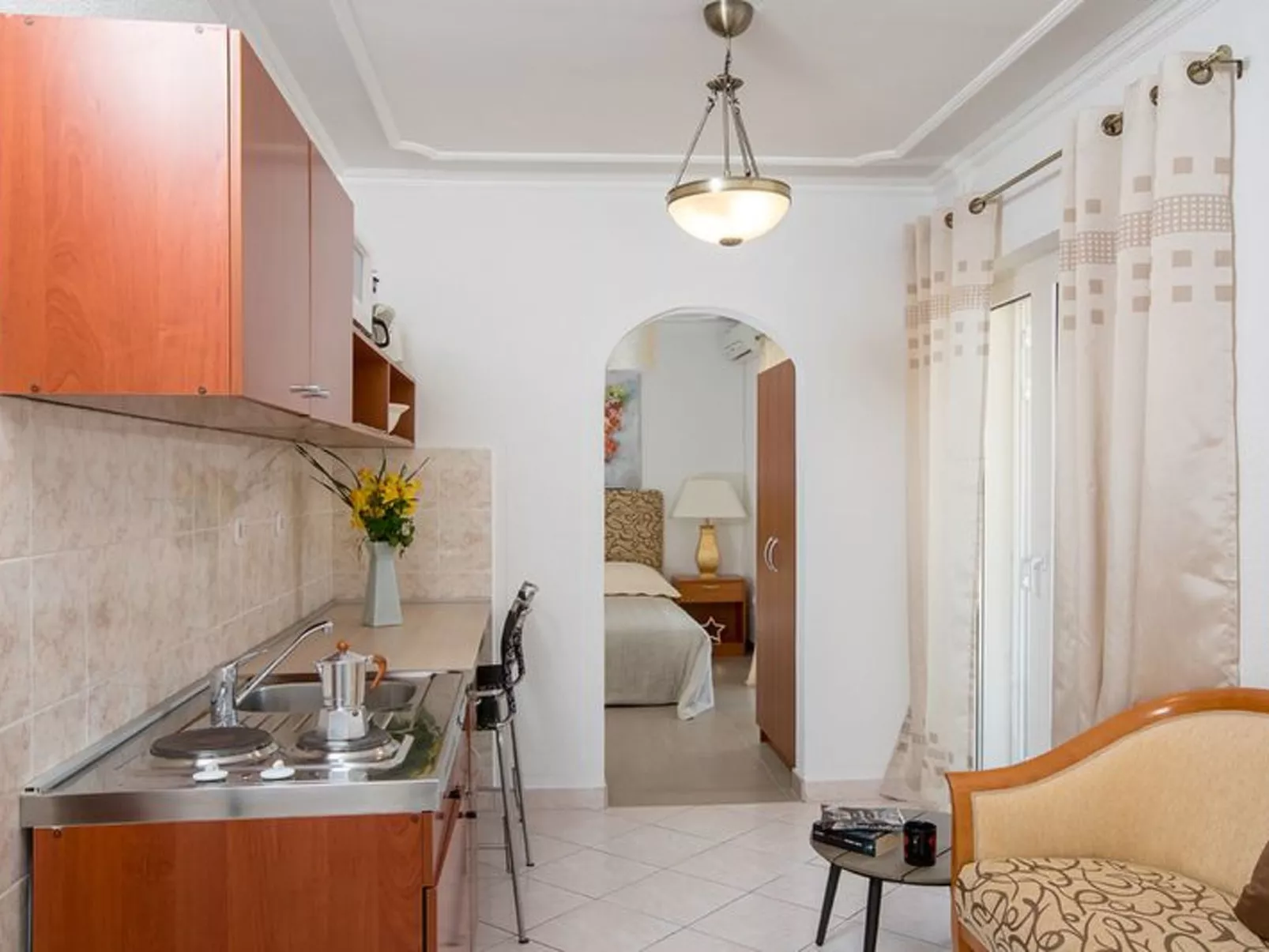 Mélanie C im ersten Stock einer Villa am Strand - Inside