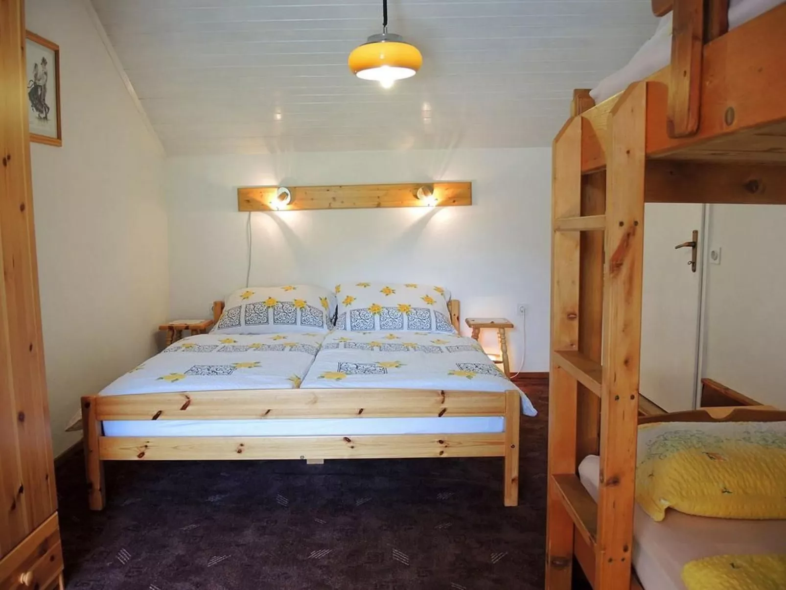 Für sechs Personen mit einem Balkon-Drinnen