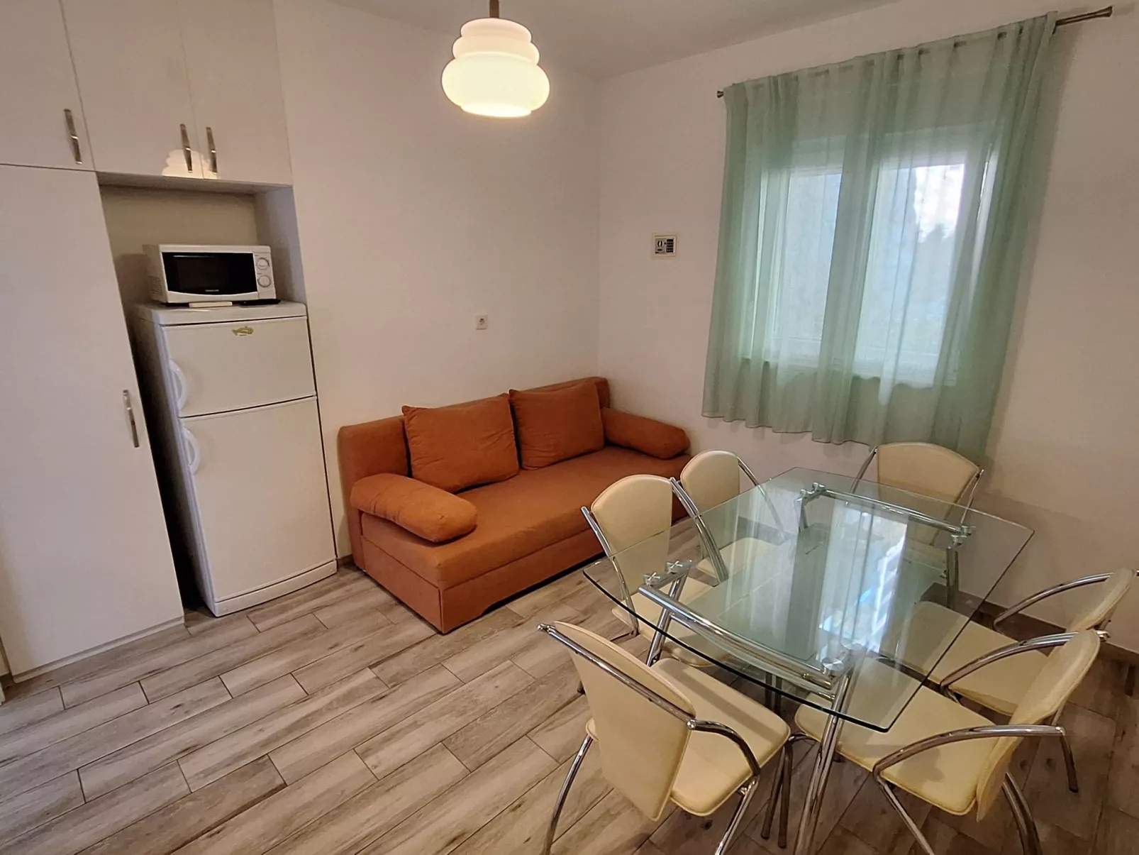 Für sechs Personen, mit einem Balkon-Drinnen