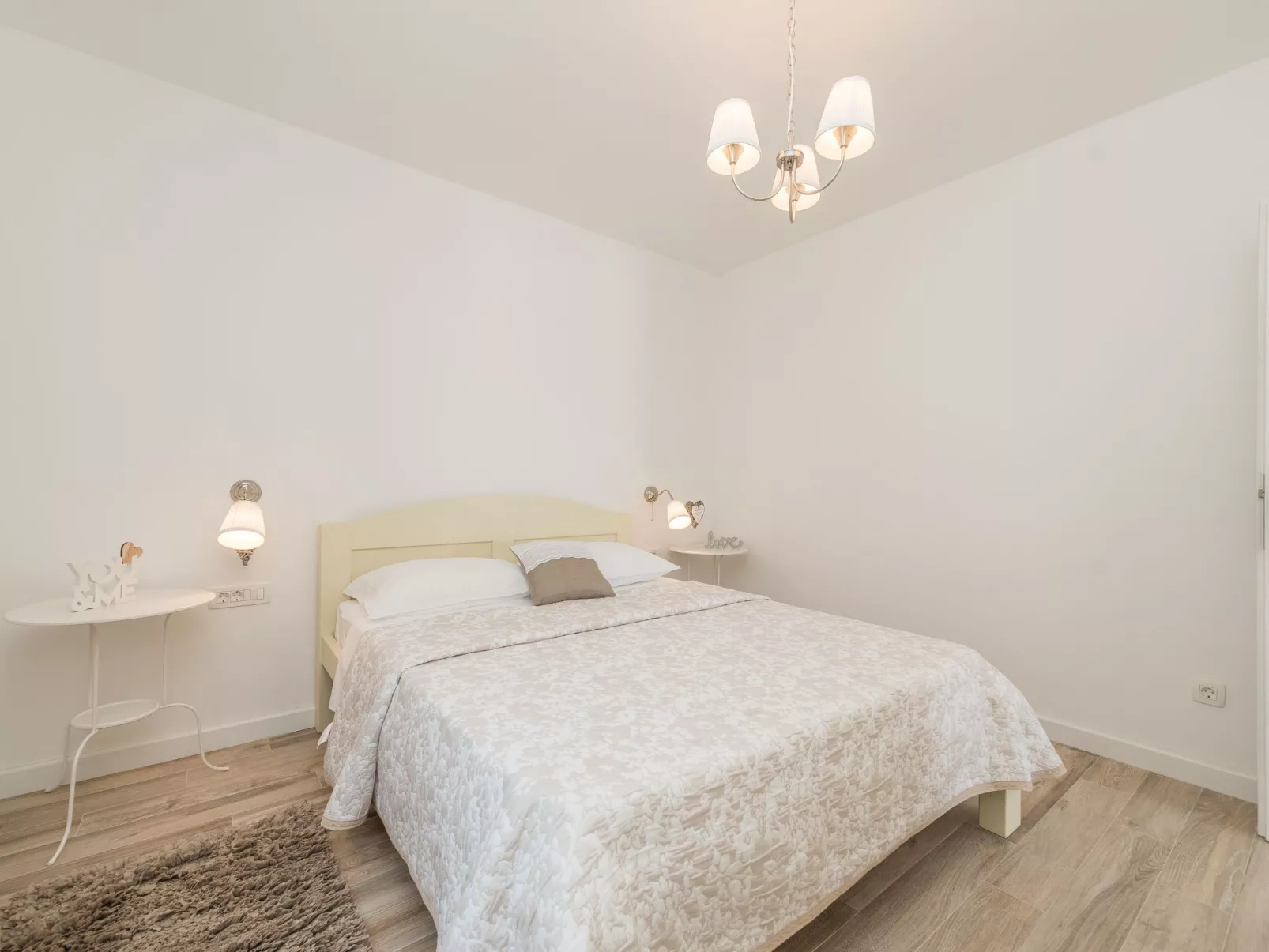 "Ena" mit Blick auf das Wasser-Drinnen