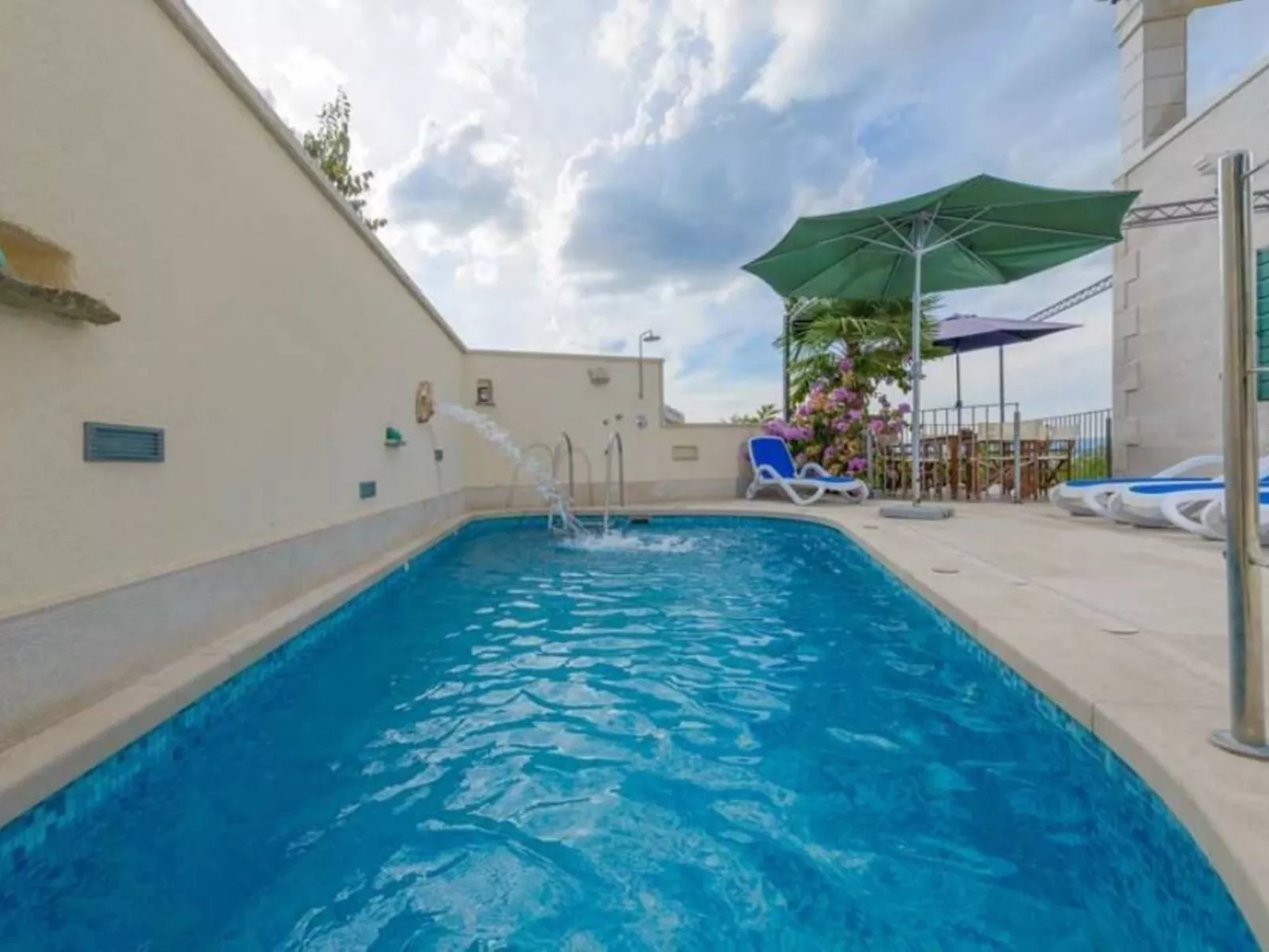  Angelina mit Pool & Sauna-Image-tags.info