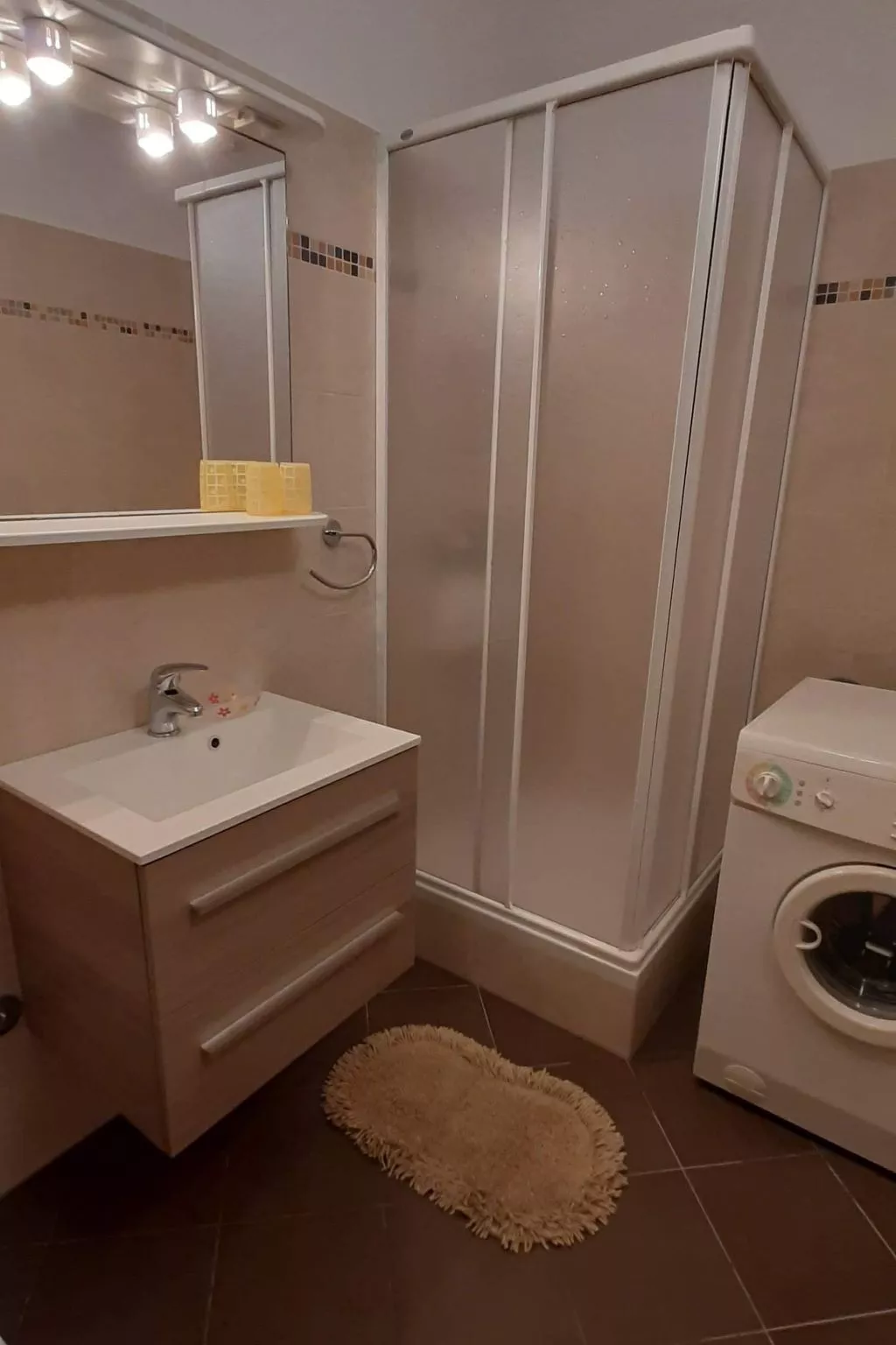 "Mia" mit Blick auf das Wasser-Drinnen