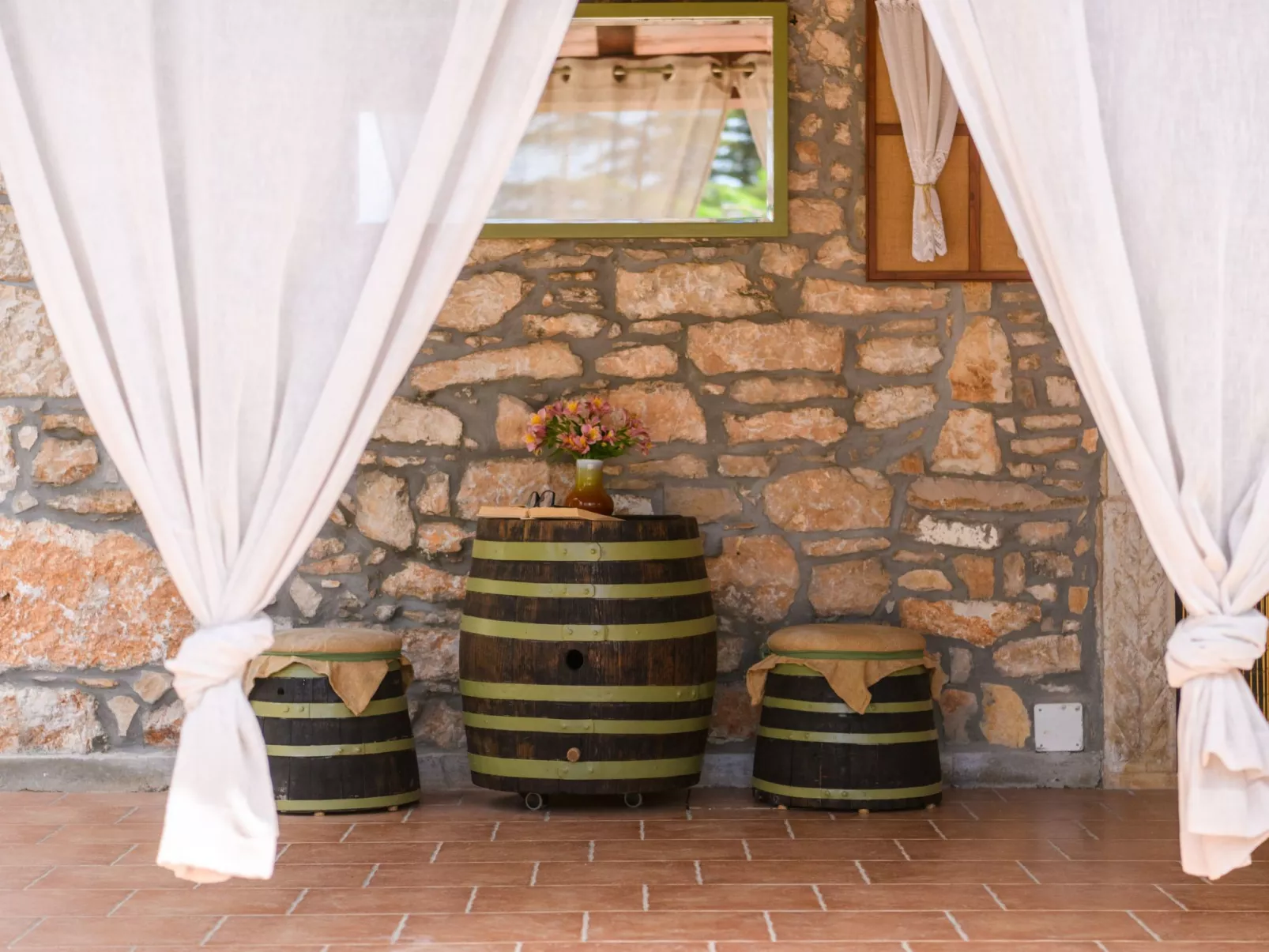 Mit Garten, Terrasse und Grill-Outside