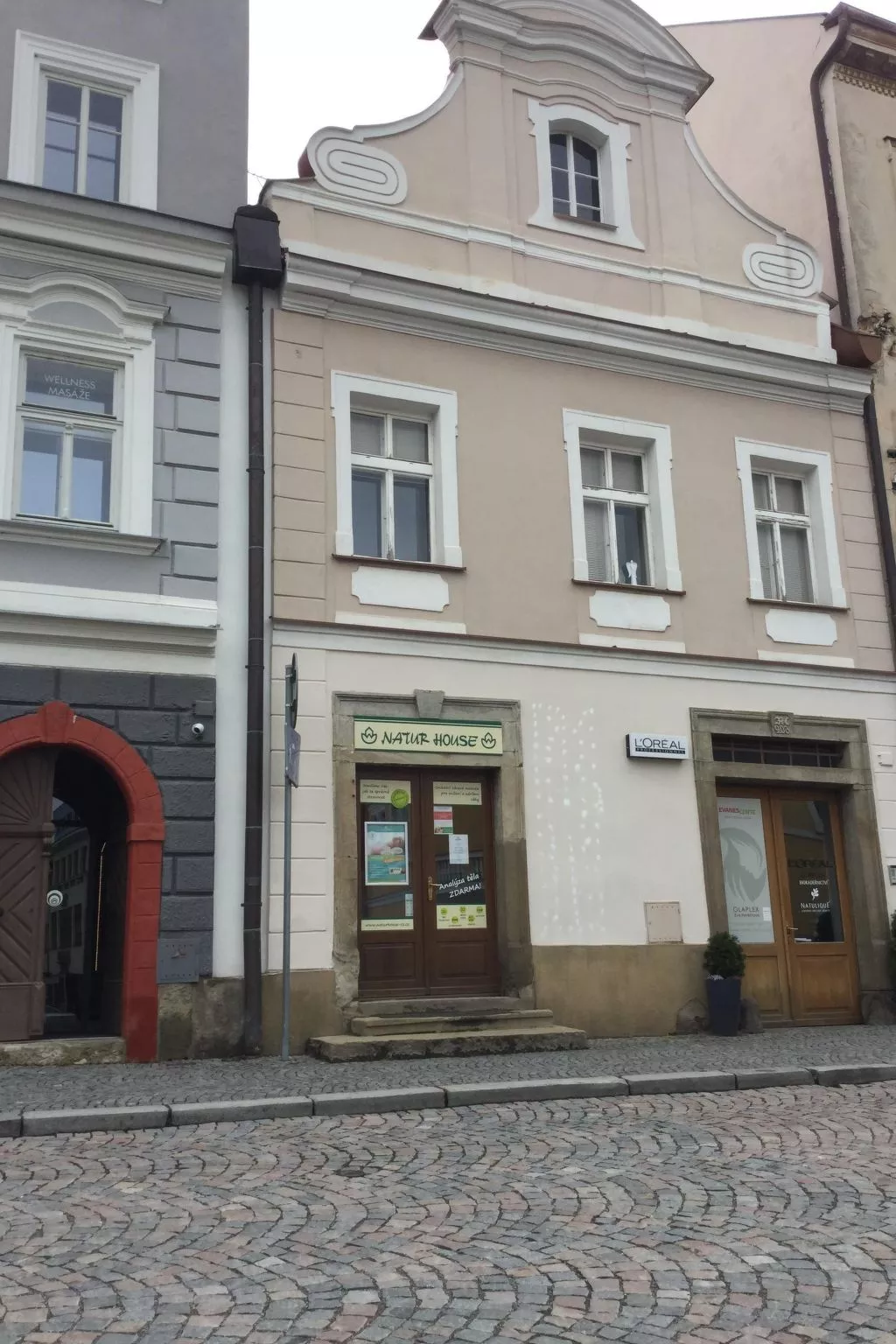 Wohnung auf einem eingezäunten Grundstück-Draußen