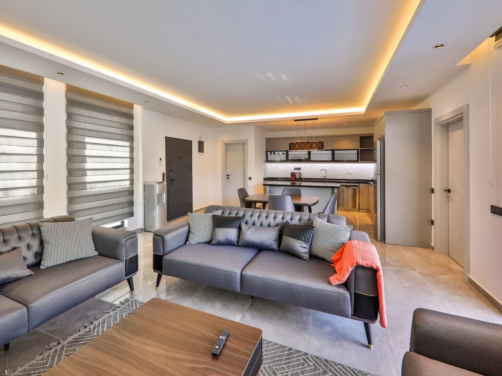 Mediterranean 2-Dedans