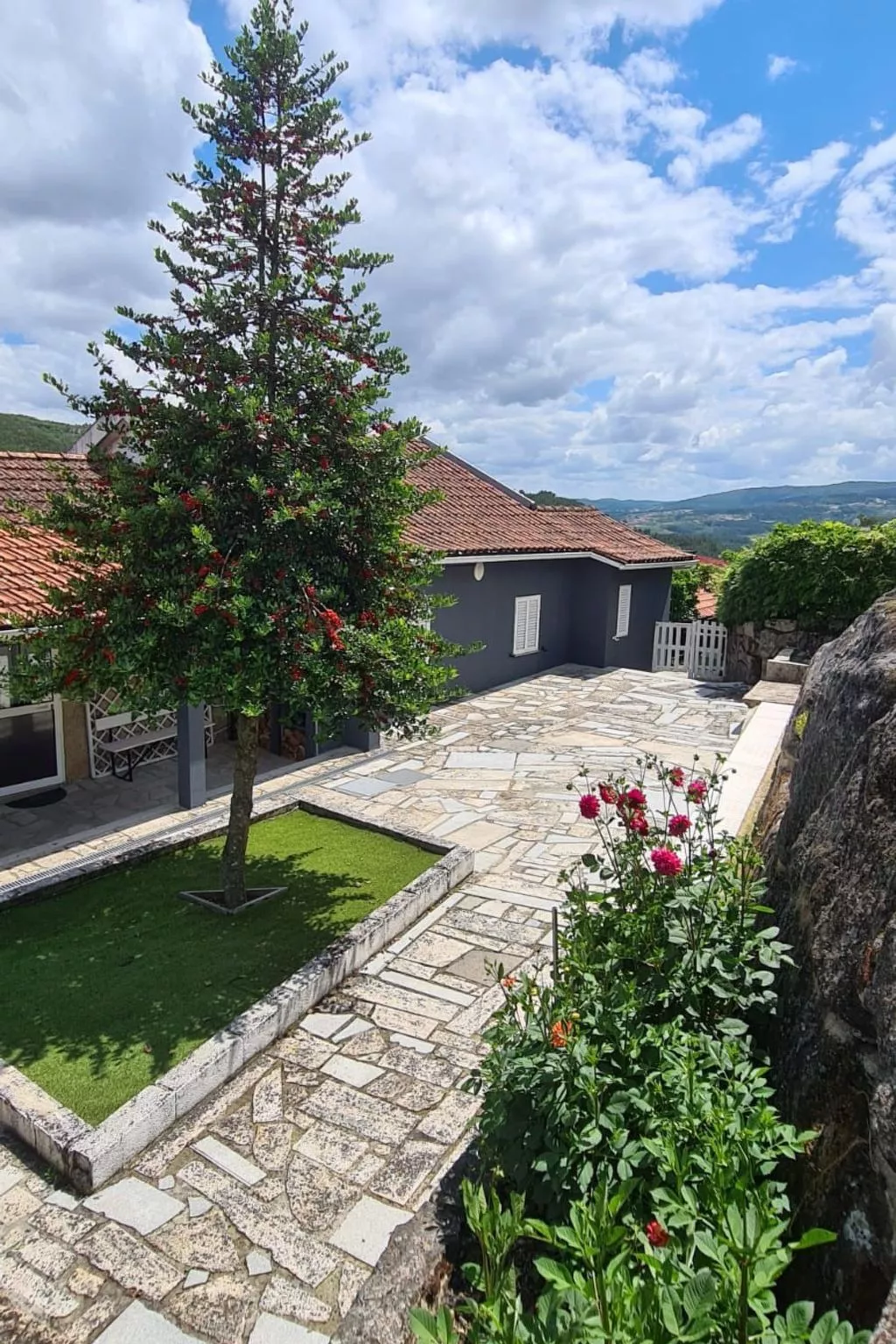 Weißes Haus in Douro Weinberge-Draußen