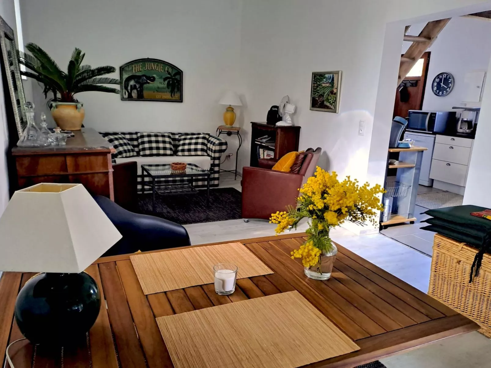 In La Livinière mit Großer Terrasse-Drinnen