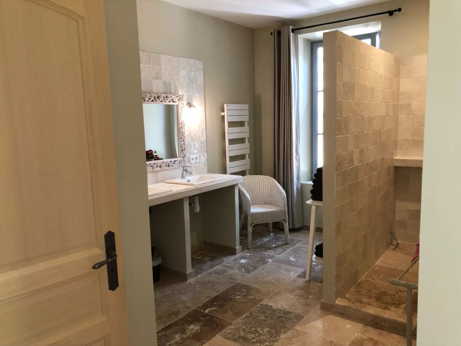 Maison Carrée-Drinnen