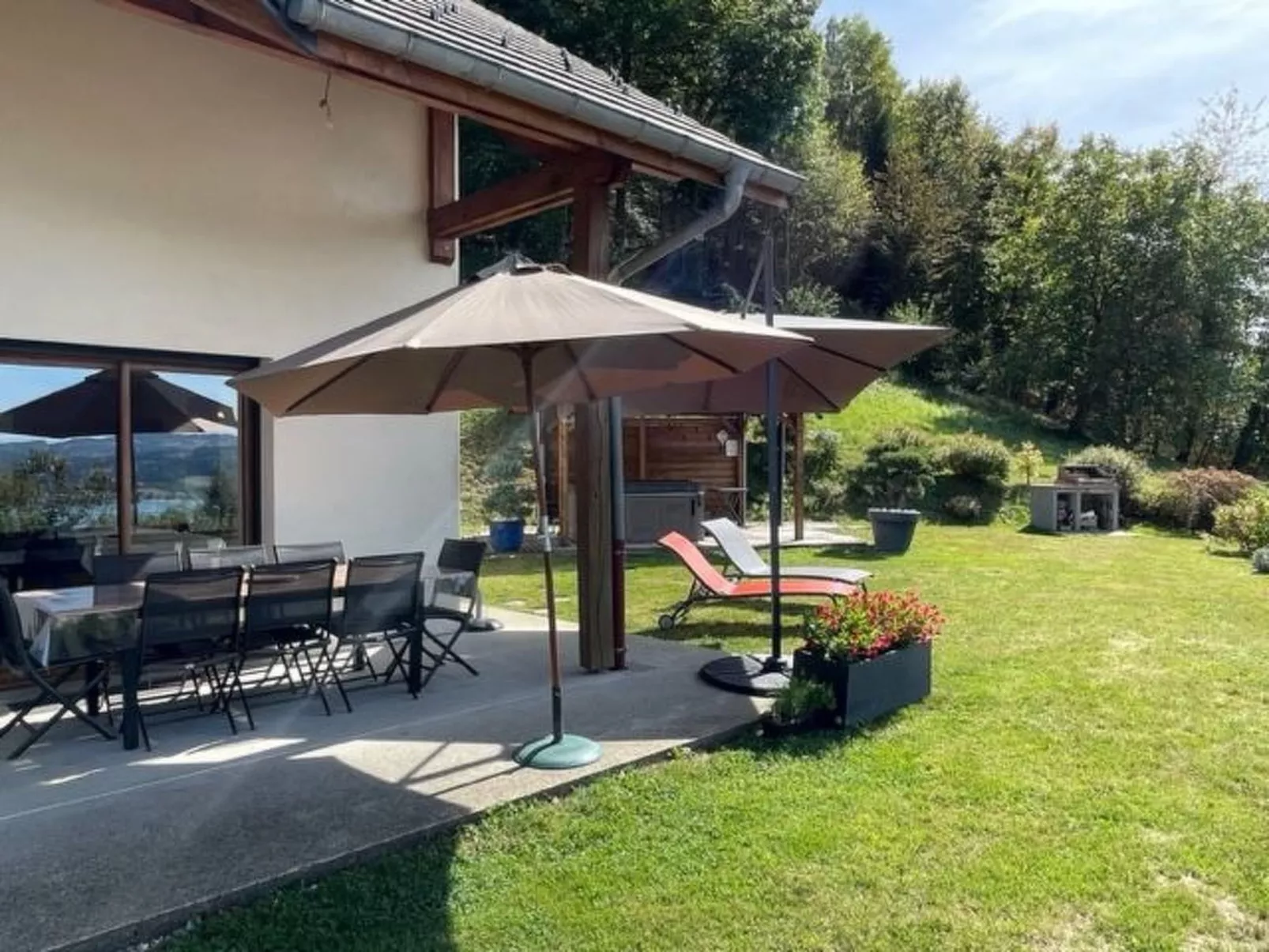 In Aiguebelette-Le-Lac mit Garten, Terrasse und Grill-Draußen