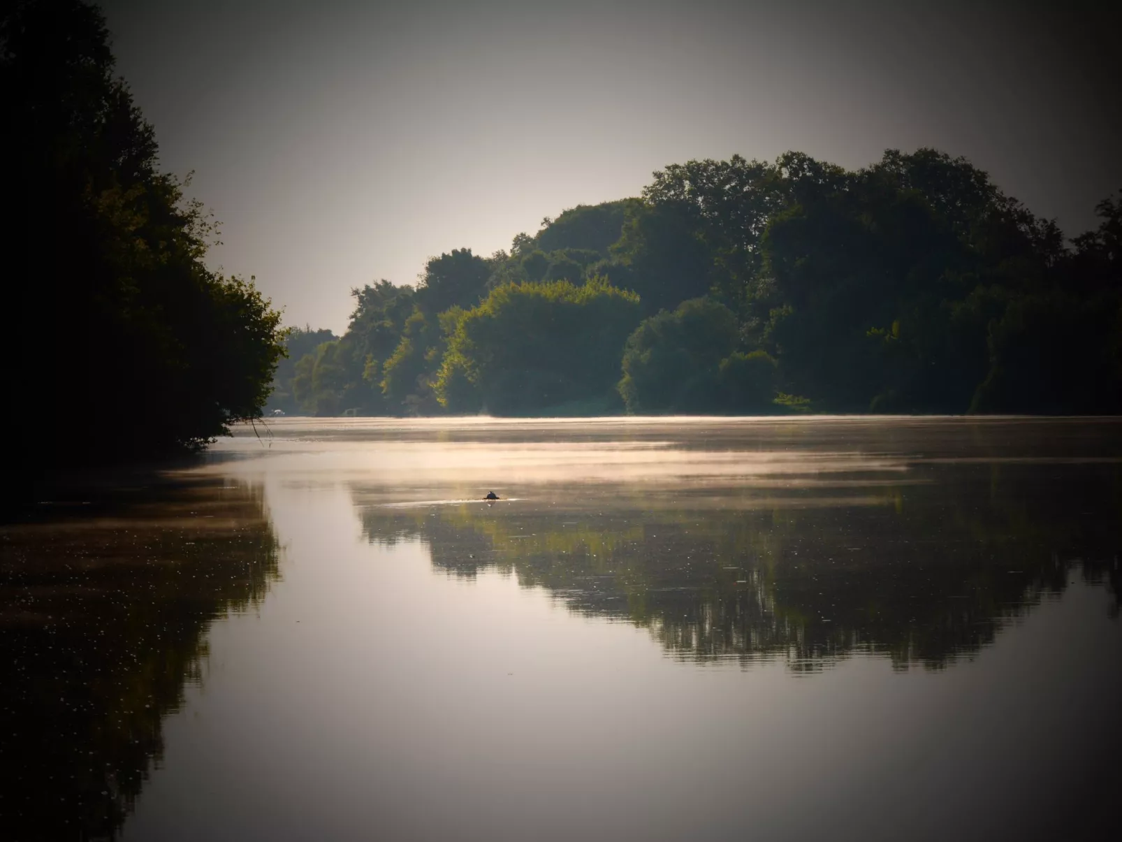 Schloss mit Überlaufpool an der Dordogne-Inside