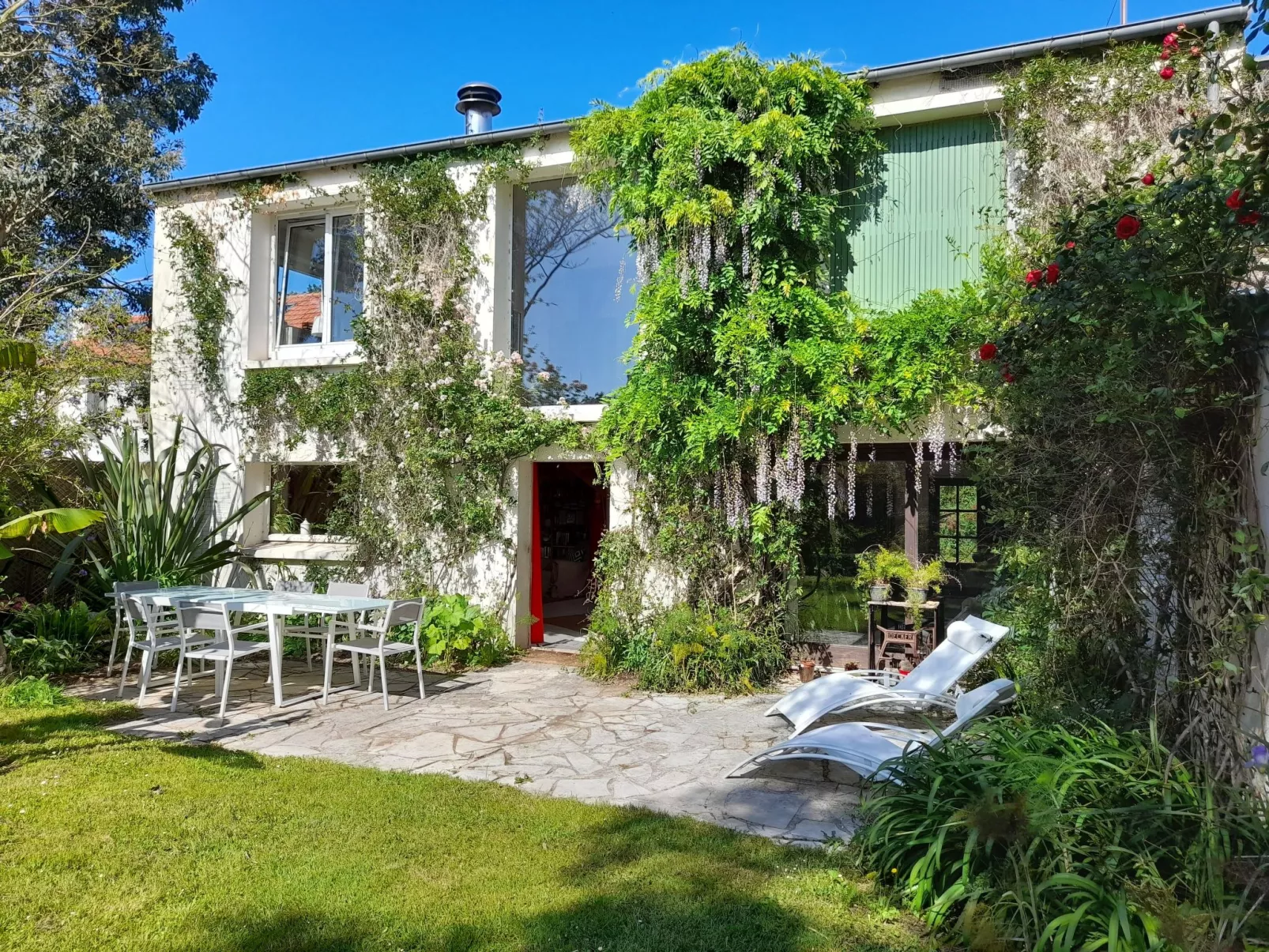 Großes Familienhaus mit schön angelegtem Garten-Dehors