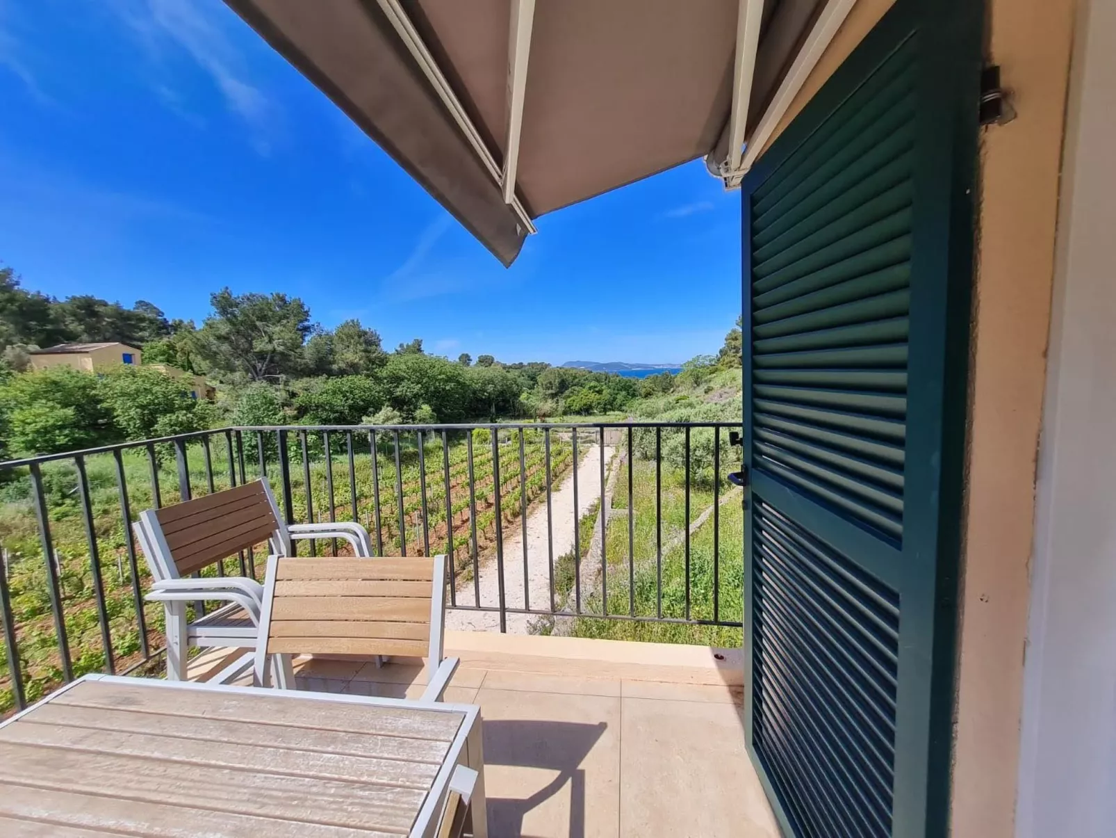Im Herzen der Weinberge, große Terrasse mit atemberaubendem Blick auf das Meer, - Draußen